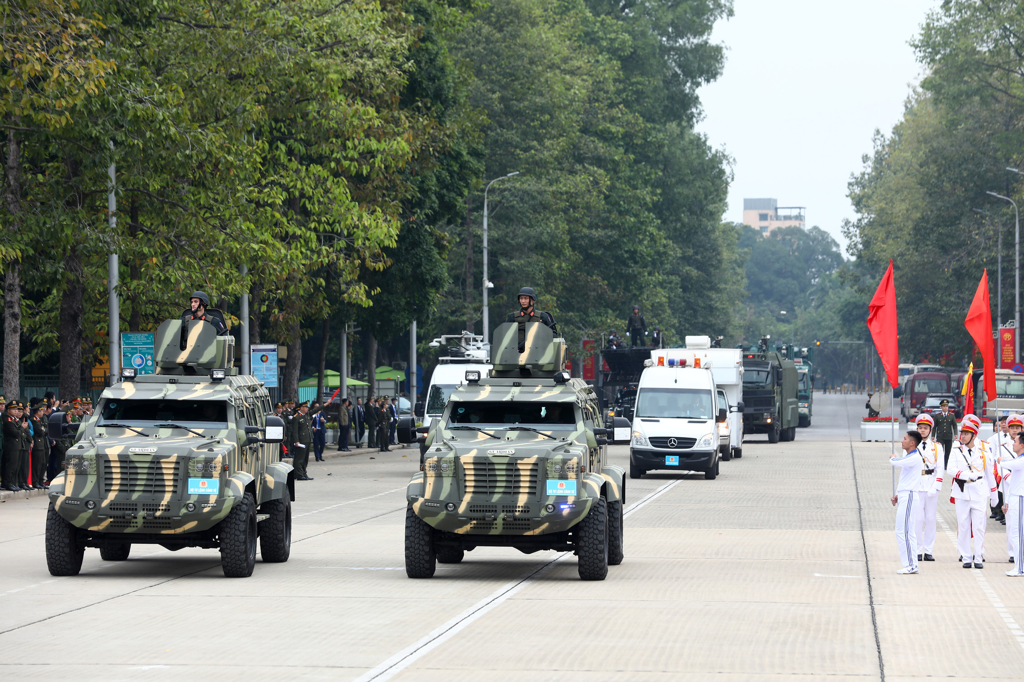 Các khí tài hiện đại trong lễ khai mạc Hội thao. Các khí tài hiện đại trong lễ khai mạc Hội thao.