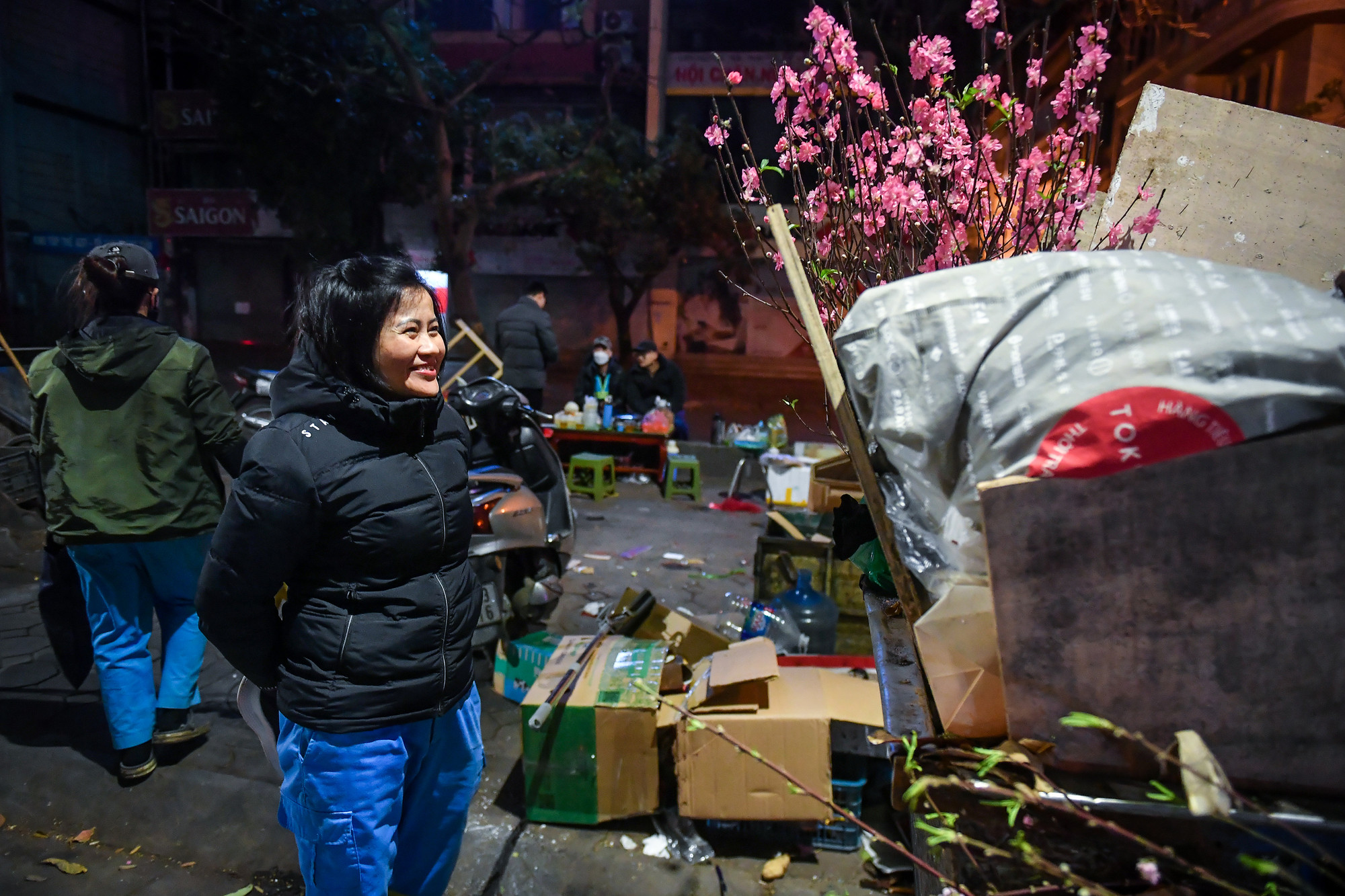 Tính đến hôm nay, chị Quang đã có 21 năm làm việc trong ngành môi trường. "Chỉ duy nhất một năm tôi gặp tai nạn thì... được ăn Tết ở nhà. Còn 20 năm khác đều đón Giao thừa trên phố bên cây chổi, thùng rác", nữ tổ trưởng vừa cười vừa kể.
