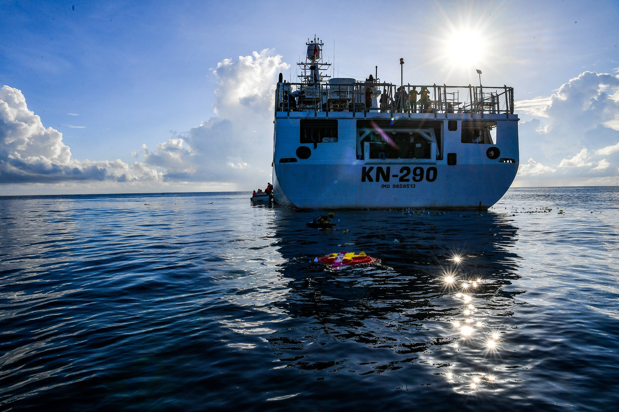 Hơn 37 năm qua, nhắc lại lịch sử không chỉ có tưởng niệm, có tri ân. Sự hy sinh của các anh, máu xương của các anh vì biển đảo thiêng liêng, vì sức mạnh của cả dân tộc, là căn cốt bảo đảm cho chủ quyền Tổ quốc mãi mãi là bất khả xâm phạm.