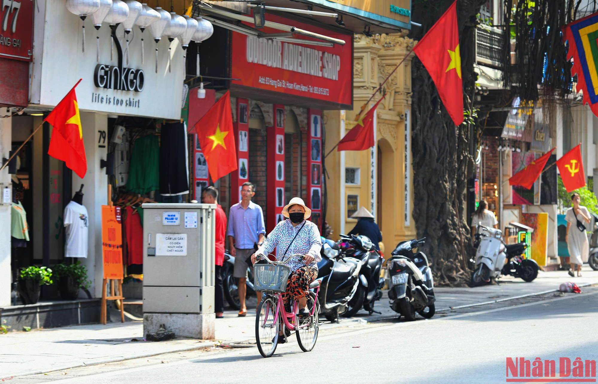 Thong dong đạp xe trên những con phố rợp cờ hoa cũng là 1 lựa chọn.