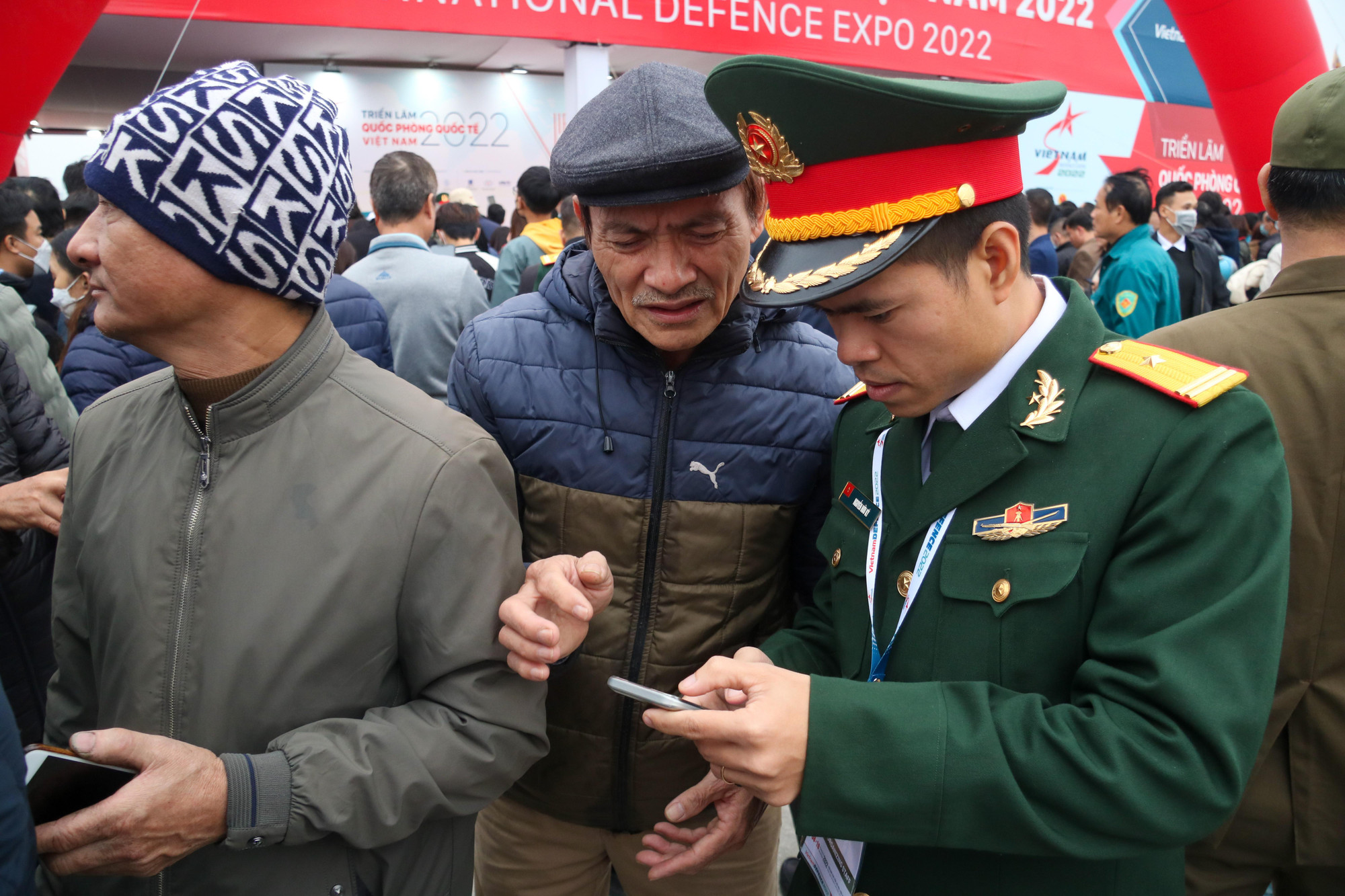 Ban Tổ chức tận tình hướng dẫn người dân quét mã vạch để đăng ký tham dự.