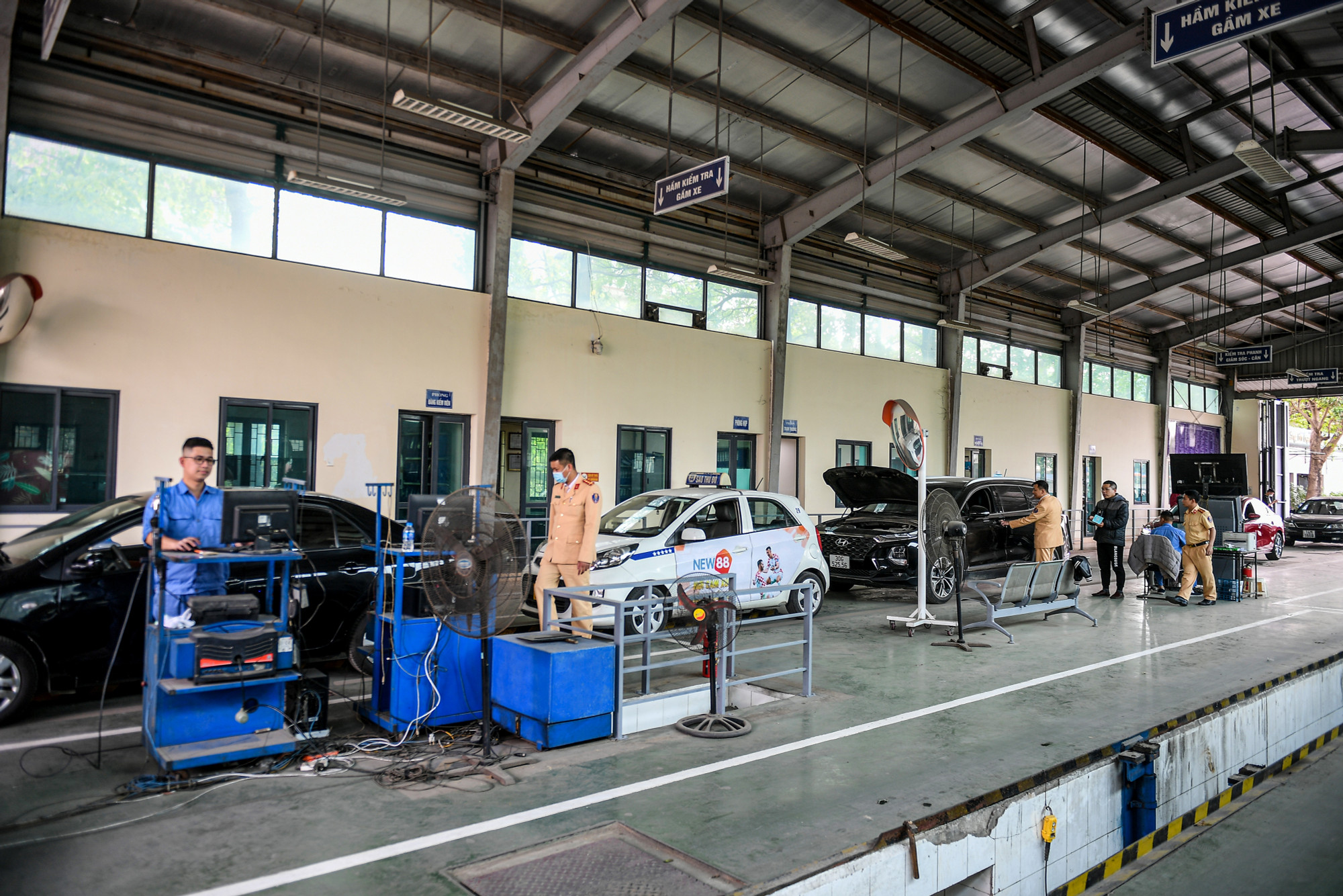 Tại trung tâm đăng kiểm 29-03S có 2 dây chuyền nhưng hiện chỉ hoạt động 1 dây chuyền.