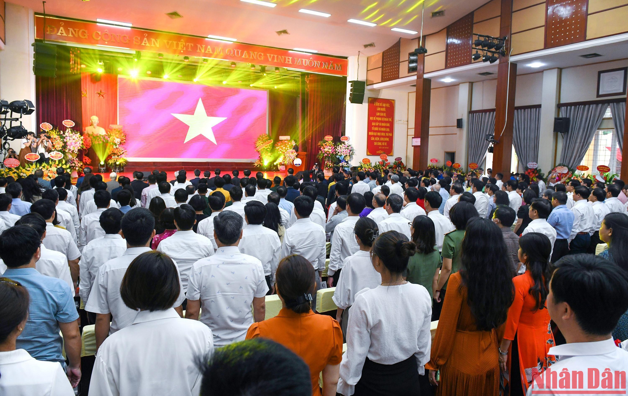 Các đại biểu thực hiện nghi lễ chào cờ. Các đại biểu thực hiện nghi lễ chào cờ.