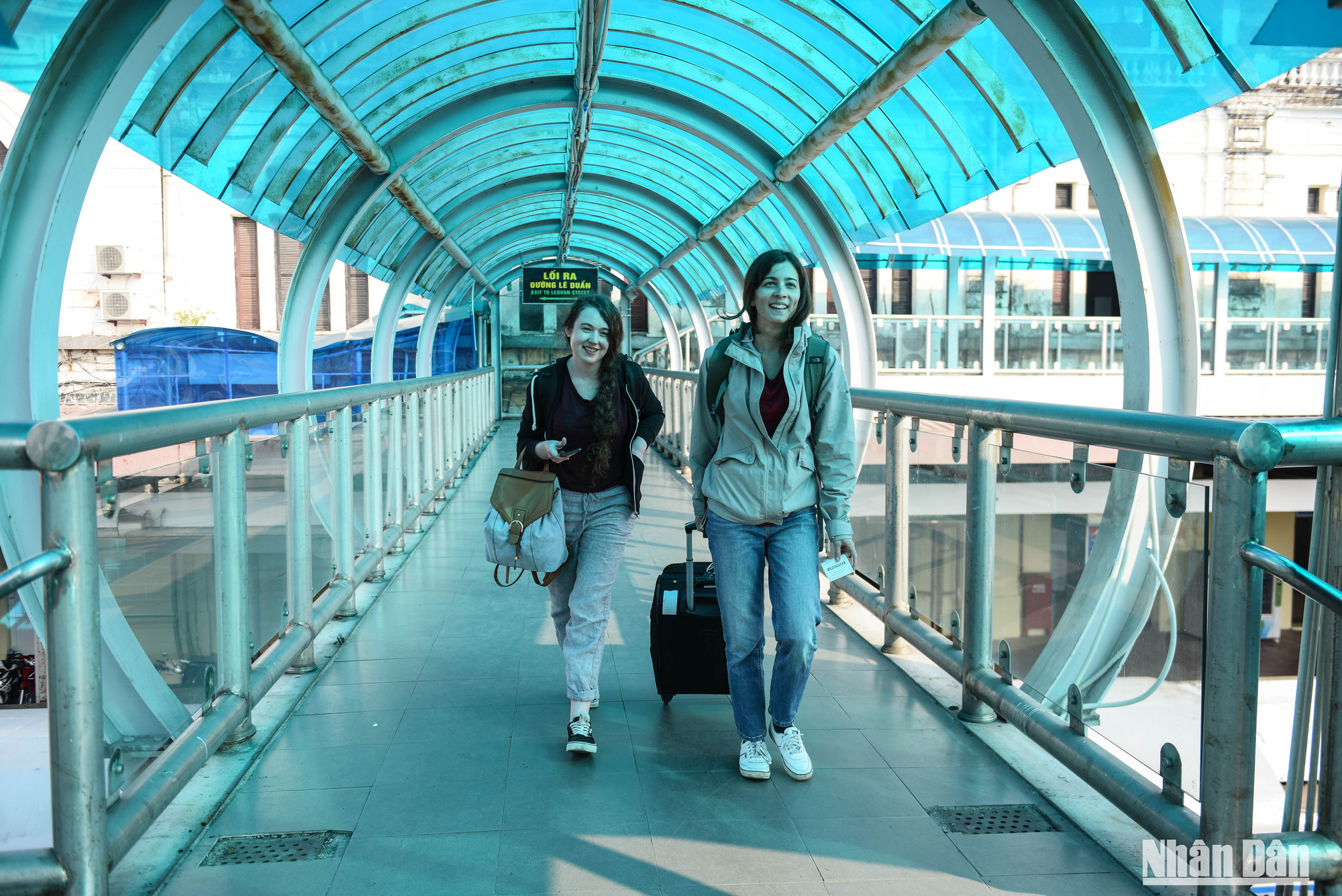 Trong ngày 30 Tết, ga Hà Nội có 10 chuyến tàu rời ga cùng gần 1.500 hành khách lên những chuyến tàu cuối cùng của năm cũ Nhâm Dần.