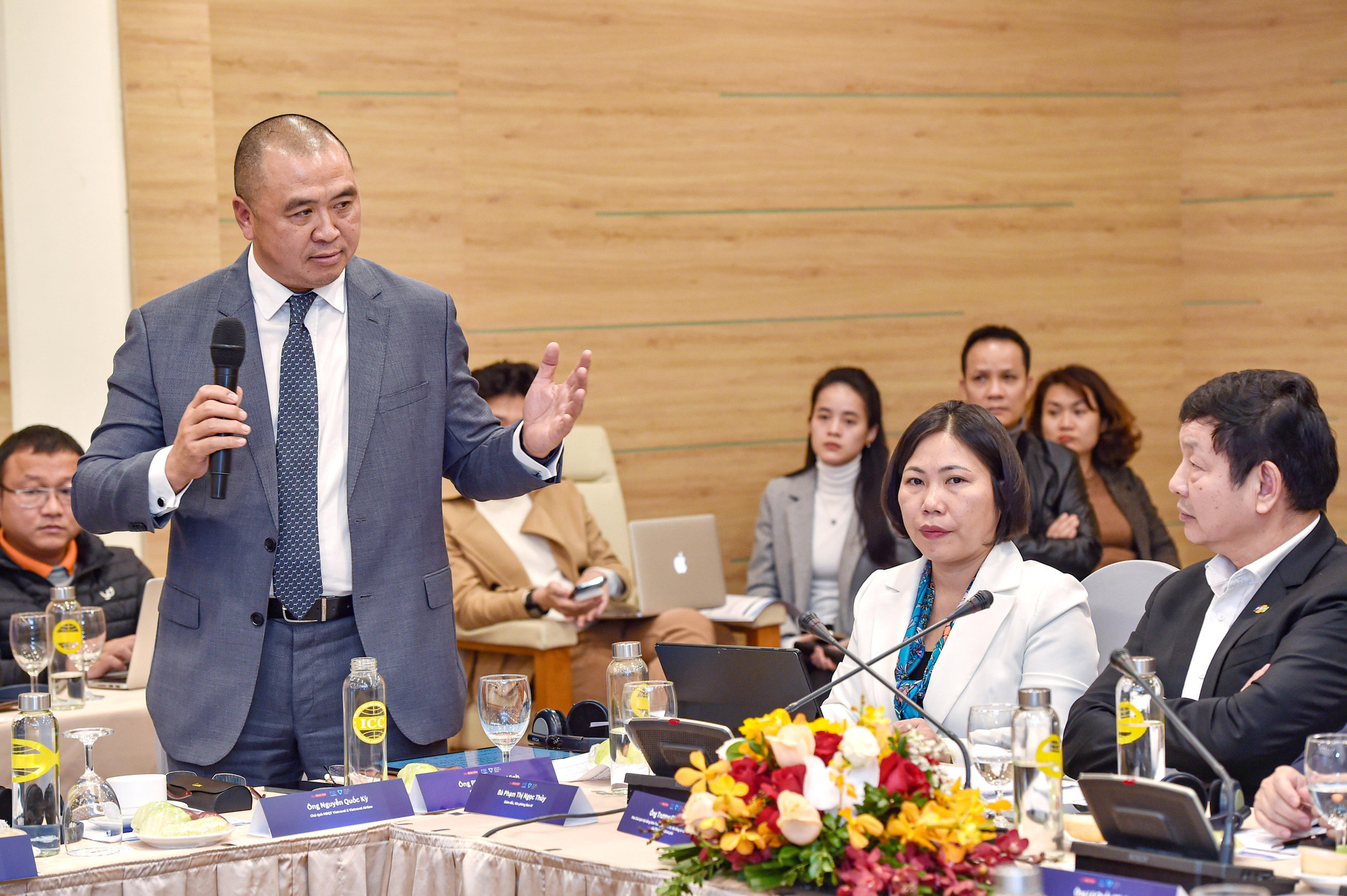 Tại hội nghị bàn tròn, các lãnh đạo doanh nghiệp, chuyên gia kinh tế và đại diện cơ quan quản lý nhà nước đã tập trung thảo luận, nhận diện thẳng thắn những điểm nghẽn chính cản trở đạt mục tiêu thu hút 5 triệu lượt khách du lịch quốc tế, nguyên nhân tại sao Việt Nam đứng cuối bảng xếp hạng phục hồi du lịch quốc tế so với các nước trong khu vực dù là một trong những quốc gia có lợi thế về mở cửa sớm nhất, ngày 15/3/2022. Tại hội nghị bàn tròn, các lãnh đạo doanh nghiệp, chuyên gia kinh tế và đại diện cơ quan quản lý nhà nước đã tập trung thảo luận, nhận diện thẳng thắn những điểm nghẽn chính cản trở đạt mục tiêu thu hút 5 triệu lượt khách du lịch quốc tế, nguyên nhân tại sao Việt Nam đứng cuối bảng xếp hạng phục hồi du lịch quốc tế so với các nước trong khu vực dù là một trong những quốc gia có lợi thế về mở cửa sớm nhất, ngày 15/3/2022.