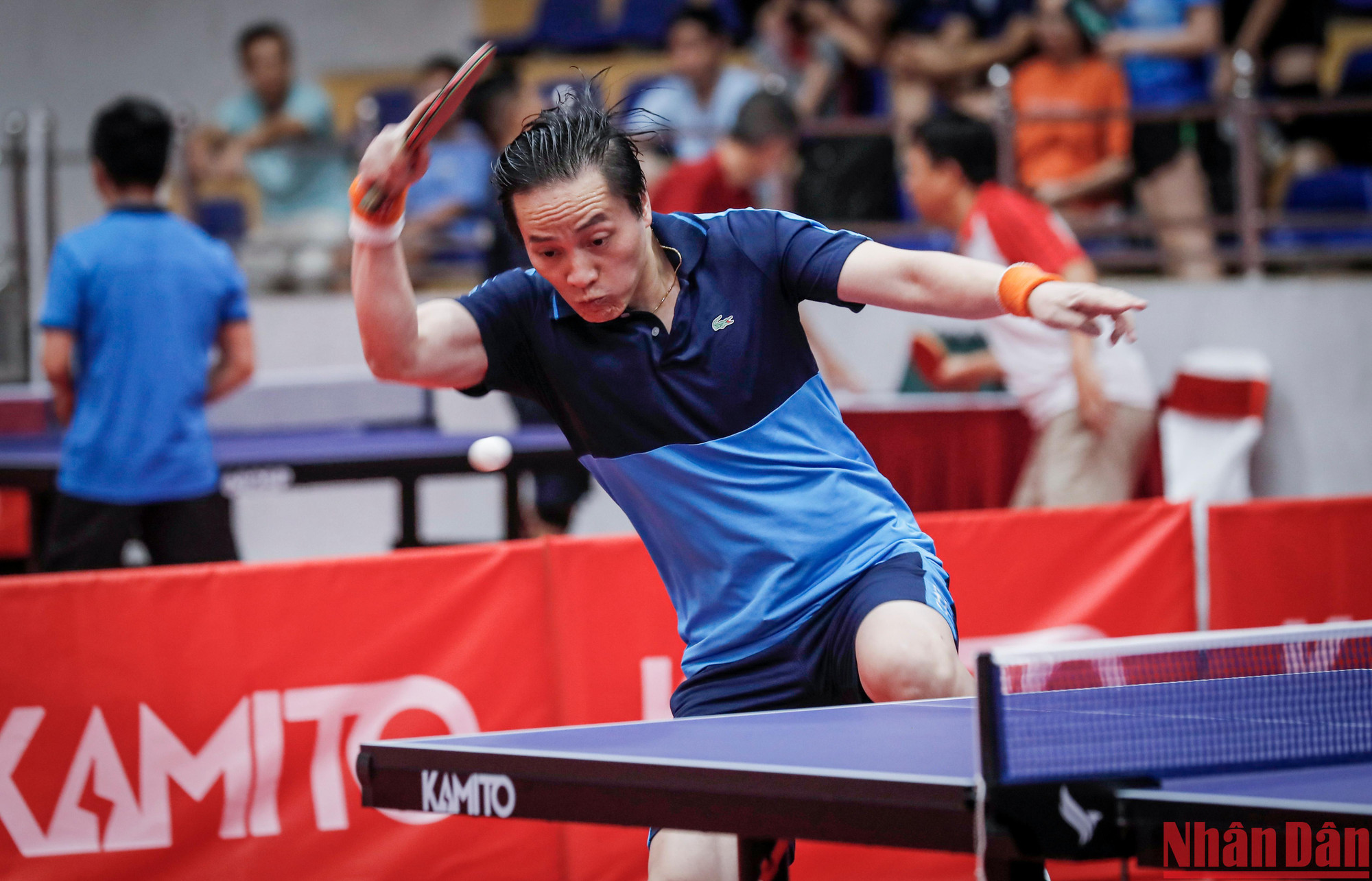 Pha bay người giật bóng đẹp mắt của vận động viên đơn vị Báo Công an Nhân dân.