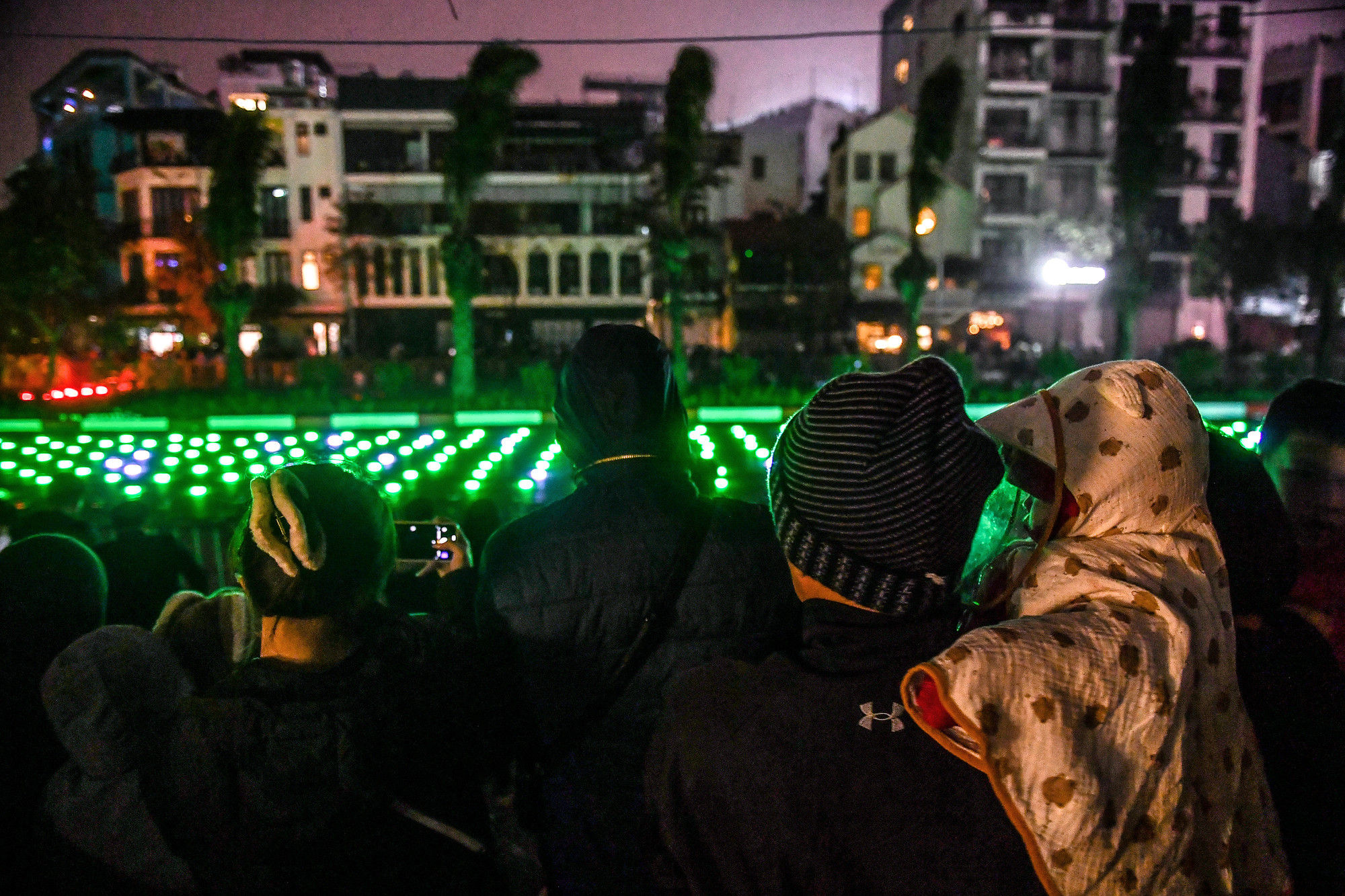 [Ảnh] Người dân Thủ đô choáng ngợp trước màn trình diễn ánh sáng nghệ thuật với 2.024 drones light ảnh 4