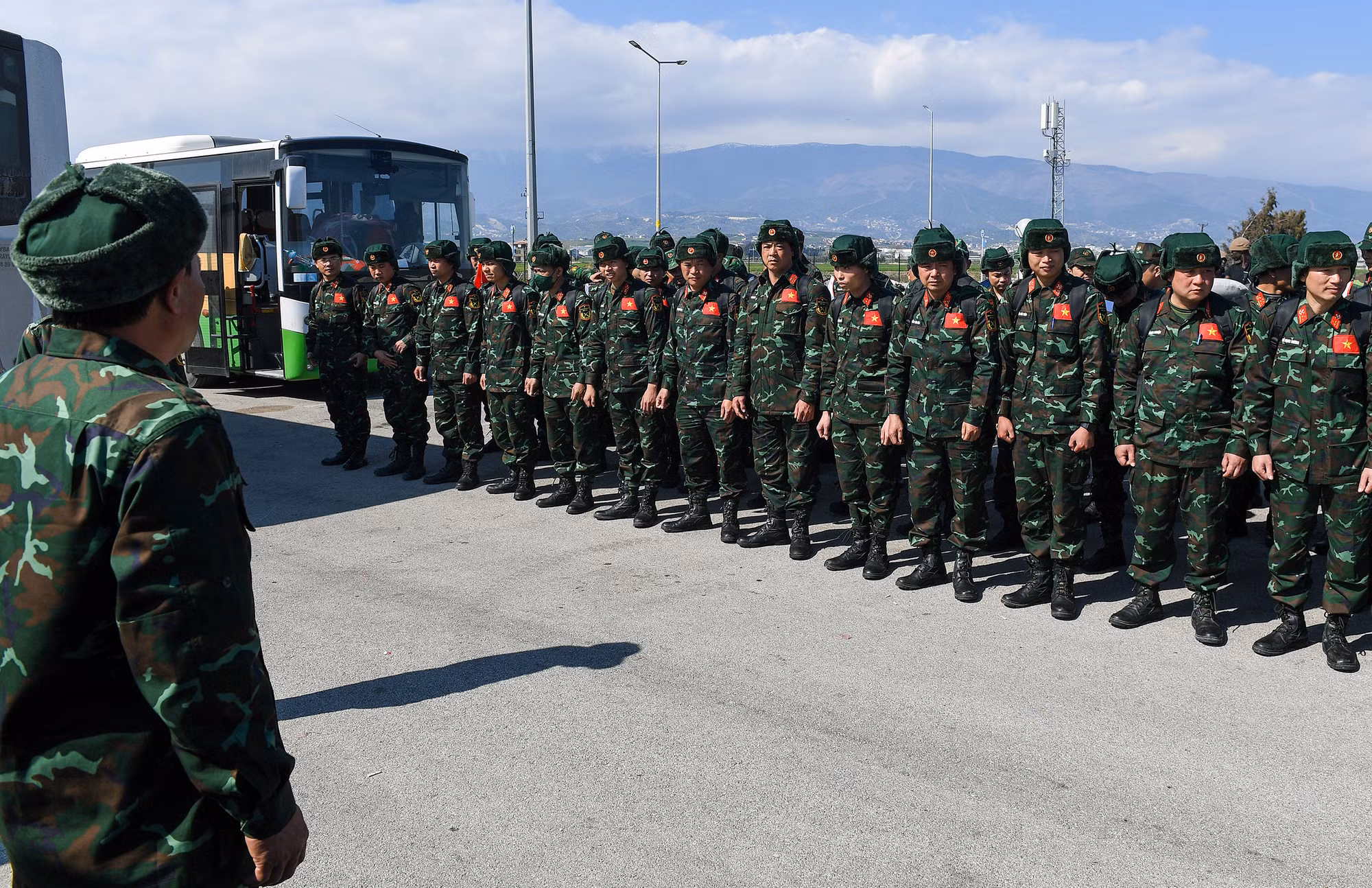 Toàn đoàn trước giờ lên đường chuẩn bị về nước.