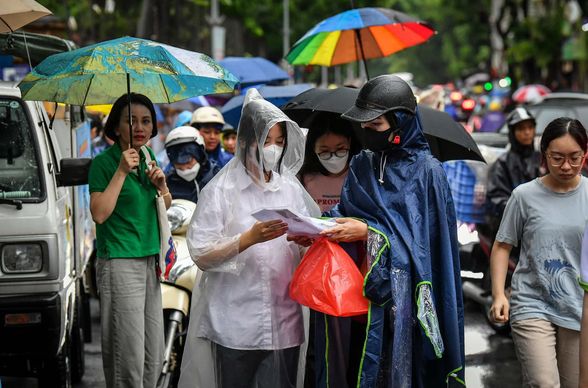 Tranh thủ kiểm tra lại giấy tờ trước khi buổi thi chính thức bắt đầu.