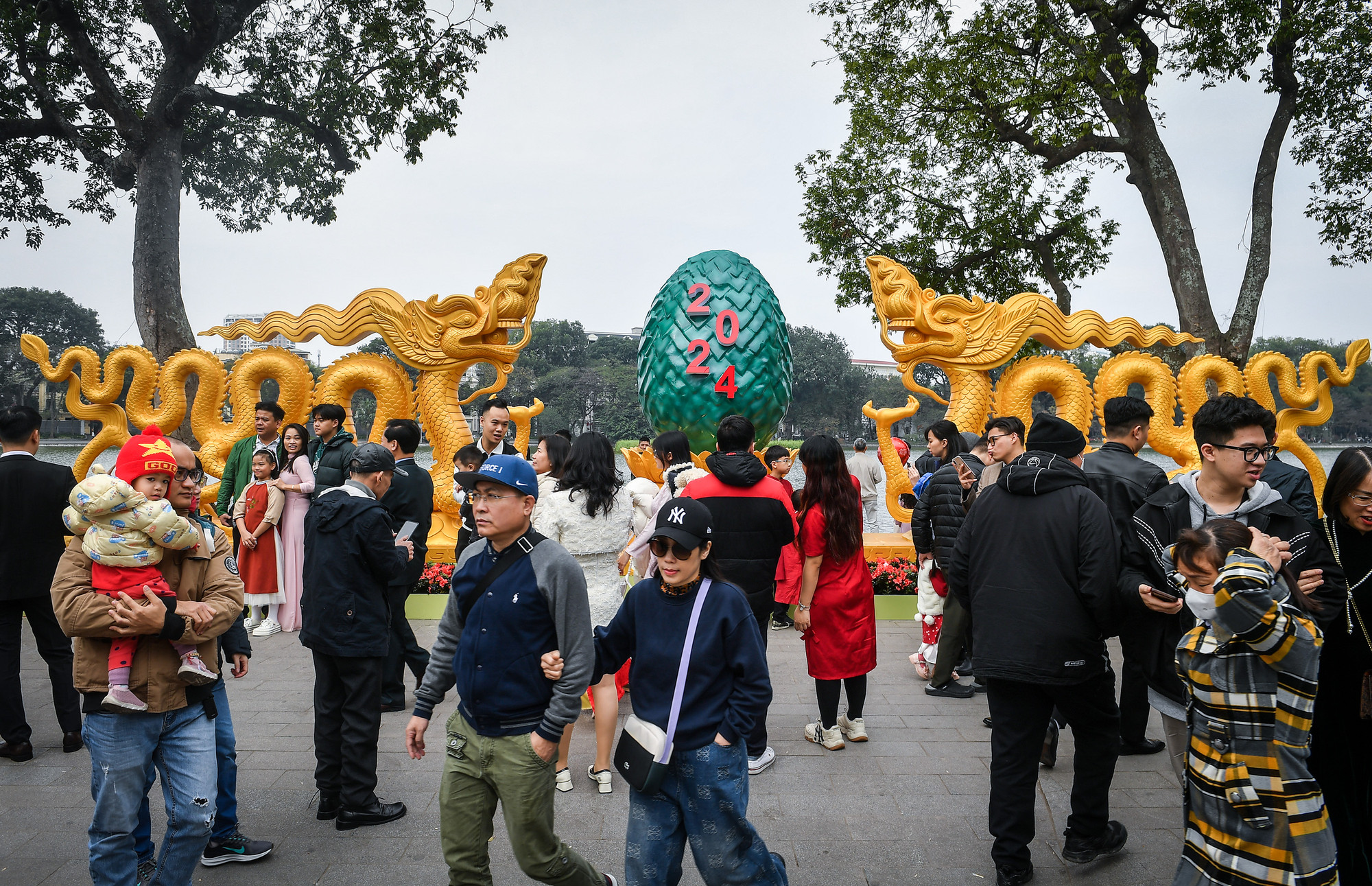 [Ảnh] Người Hà Nội rộn ràng du xuân ảnh 1