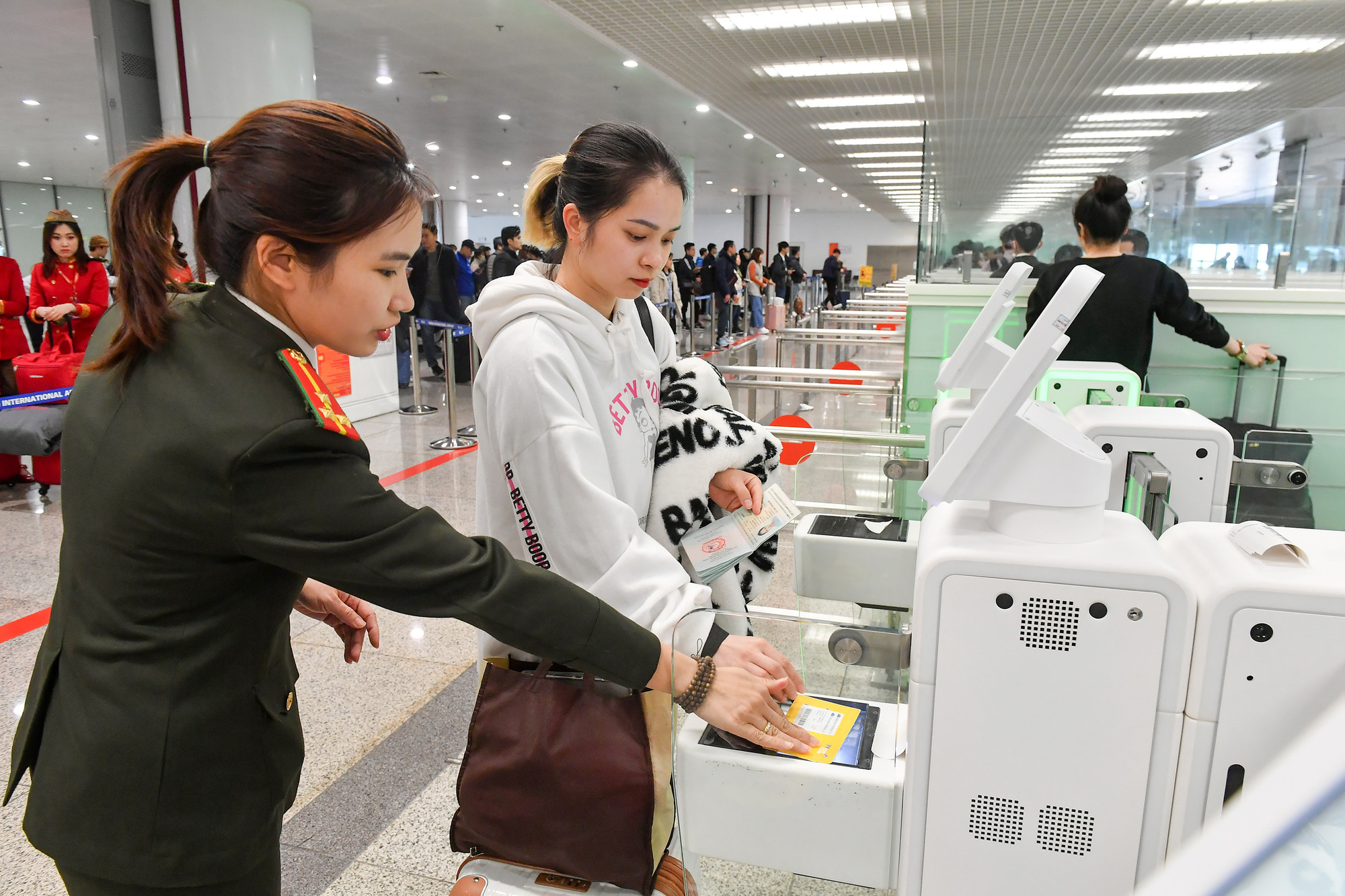 Quá trình làm thủ tục xuất nhập cảnh qua Autogate chỉ mất khoảng 1-2 phút, hành khách thực hiện xong thủ tục không cần đóng dấu mộc vào hộ chiếu như trước đây. Quá trình làm thủ tục xuất nhập cảnh qua Autogate chỉ mất khoảng 1-2 phút, hành khách thực hiện xong thủ tục không cần đóng dấu mộc vào hộ chiếu như trước đây.