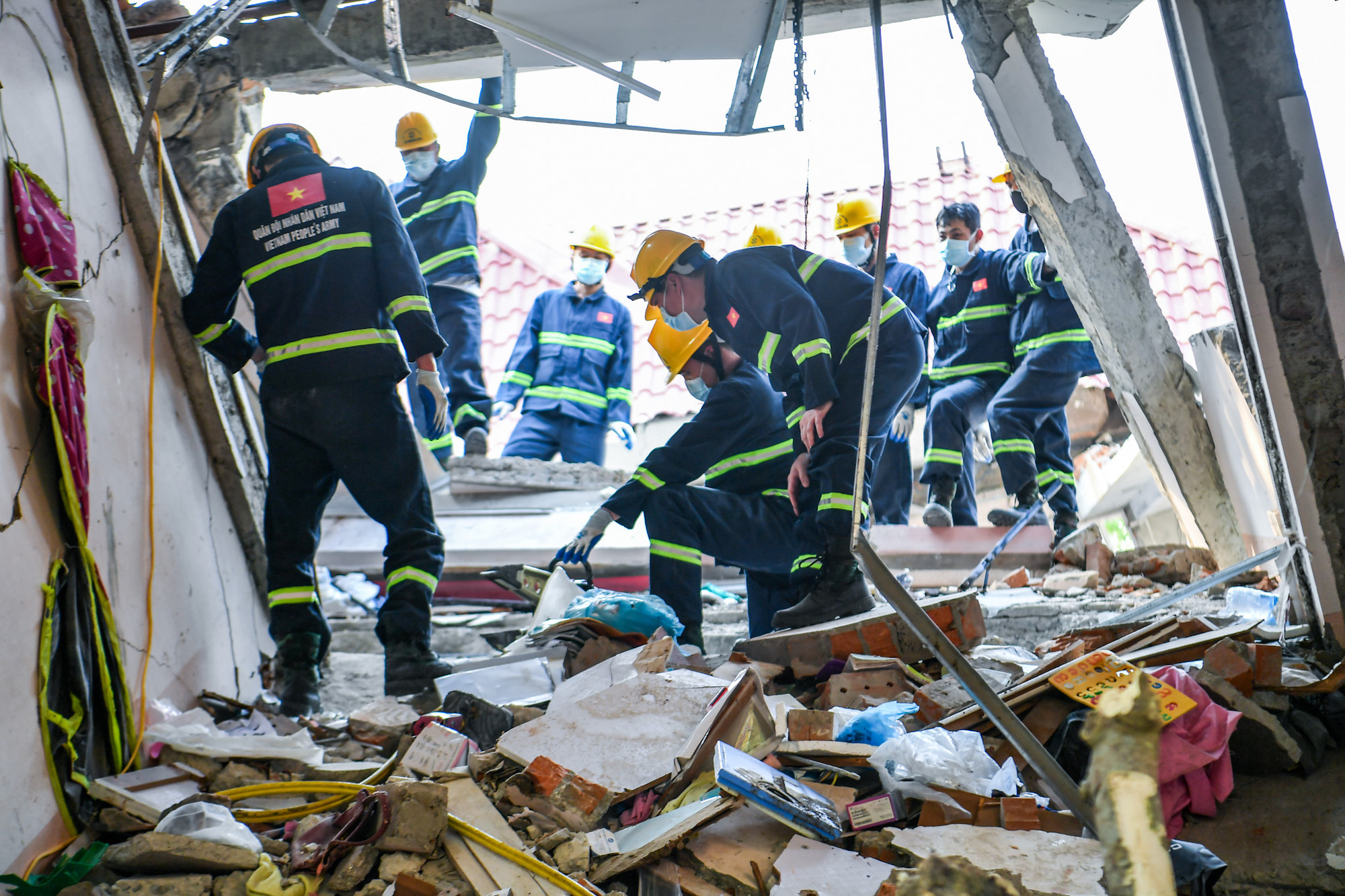 [Ảnh] Người thân nạn nhân vụ động đất ở Myanmar xúc động và biết ơn đoàn cứu nạn, cứu hộ Bộ Quốc phòng Việt Nam ảnh 6