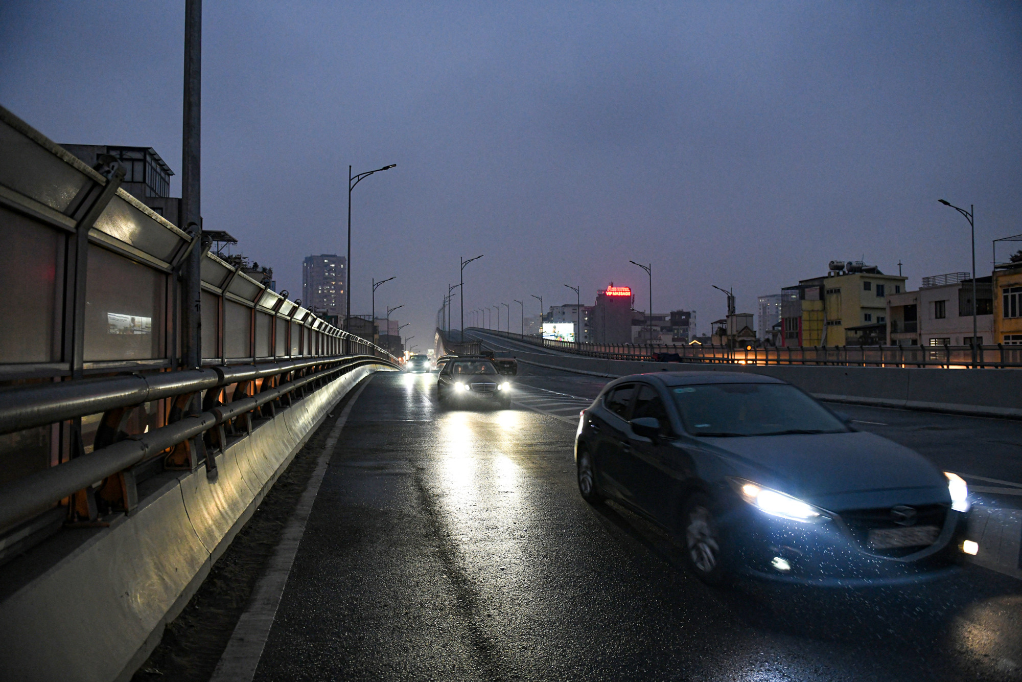 Vách chống ồn dọc tuyến giúp giảm tiếng ồn, bảo đảm chất lượng sống cho người dân sống hai bên đường Vành đai 2 trên cao. Vách chống ồn dọc tuyến giúp giảm tiếng ồn, bảo đảm chất lượng sống cho người dân sống hai bên đường Vành đai 2 trên cao.