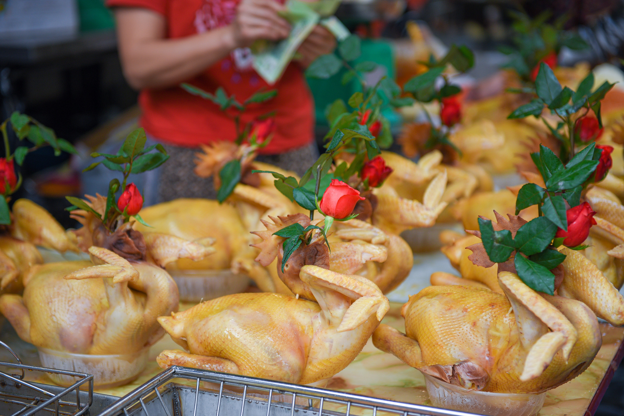 Trong ngày 23 tháng Chạp, số lượng bán "gà ngậm hoa hồng" có thể tăng gấp 10 lần so với ngày thường.