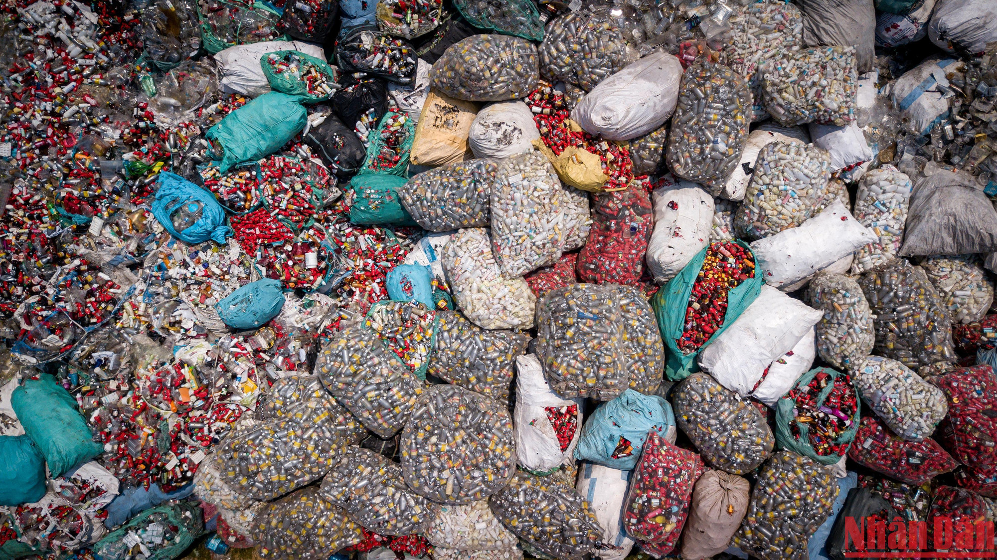 Lạc vào Xà Cầu, người ta như lạc trong mê cung... phế liệu. Những vỏ chai bia, tương ớt, nước rửa bát... được cho vào các bao tải cỡ lớn rồi xếp chồng lên nhau ngay ven đường liên thôn như một ngọn núi khổng lồ...