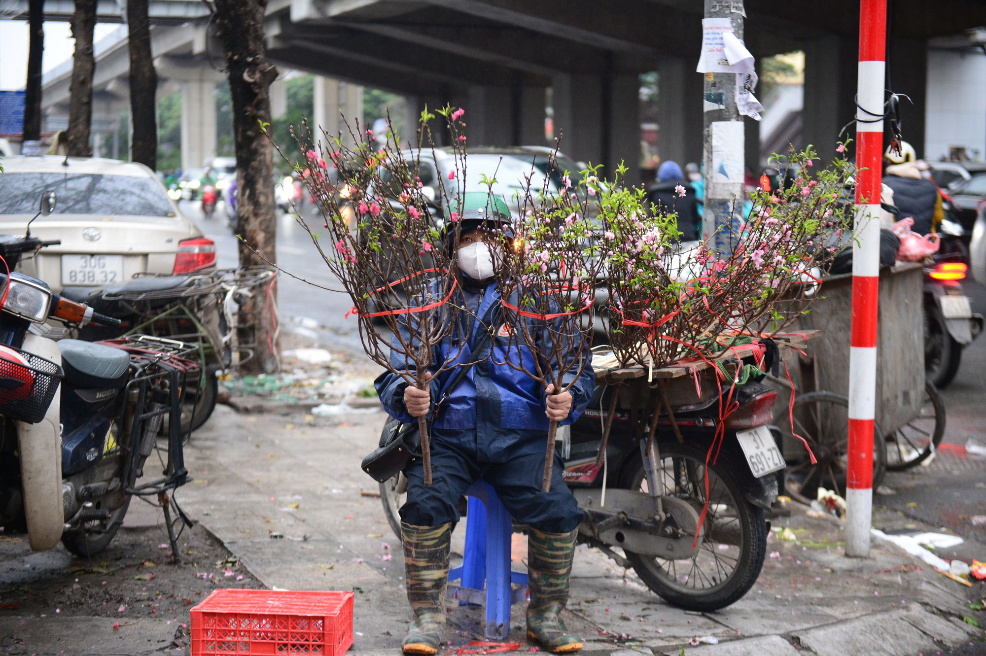 [Ảnh] Hà Nội 12 độ C, người dân chật vật đi làm trong mưa lạnh ảnh 8