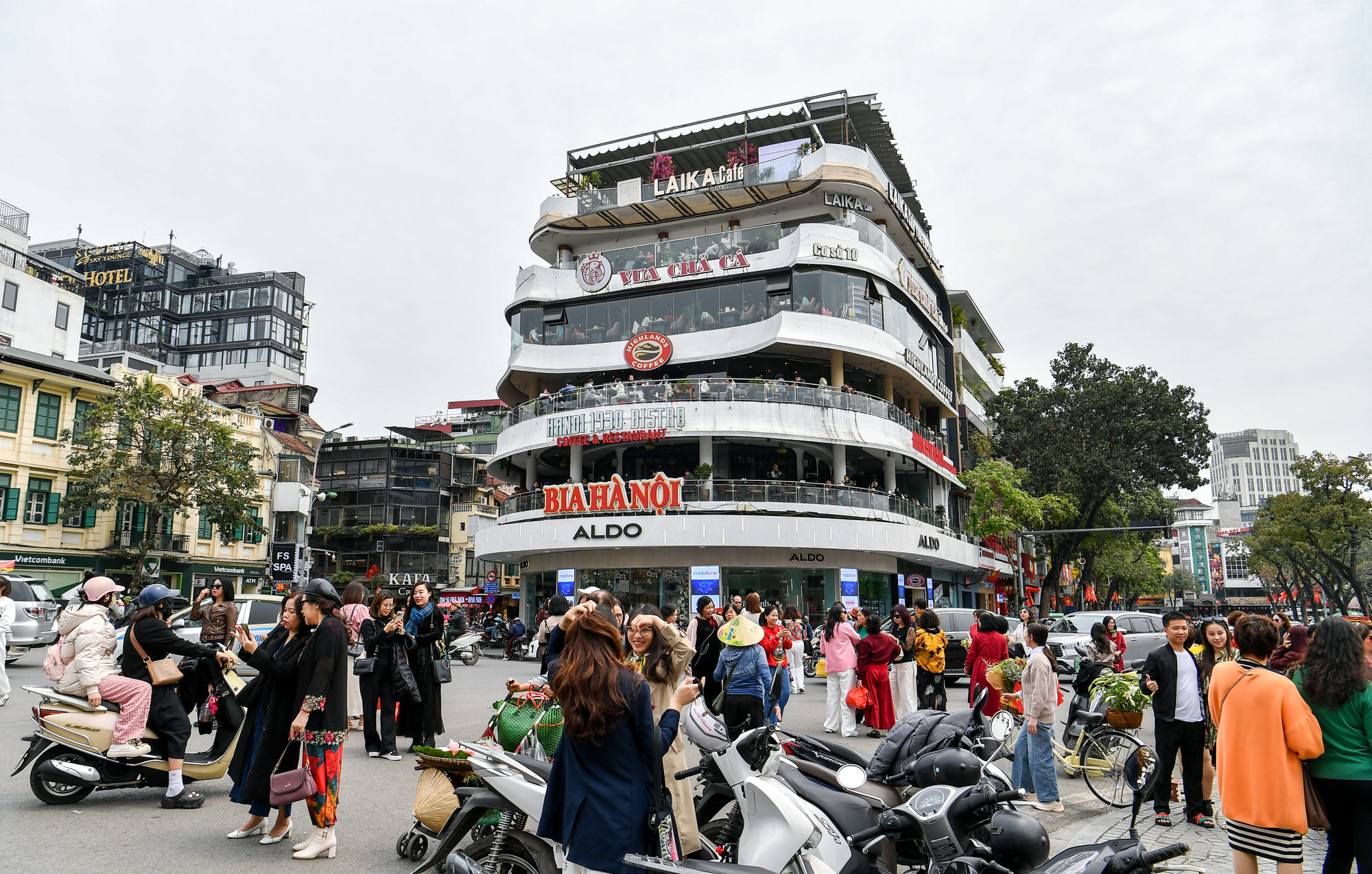 [Ảnh] Hàng nghìn người ghé thăm tòa nhà "Hàm cá mập" chụp ảnh trước khi bị tháo dỡ ảnh 1