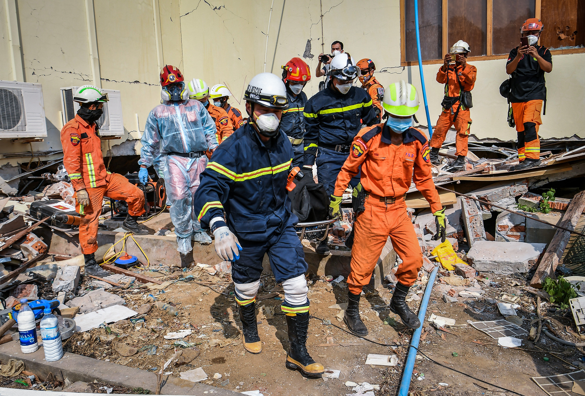 Giây phút đưa được thi thể một nạn nhân ra bên ngoài.