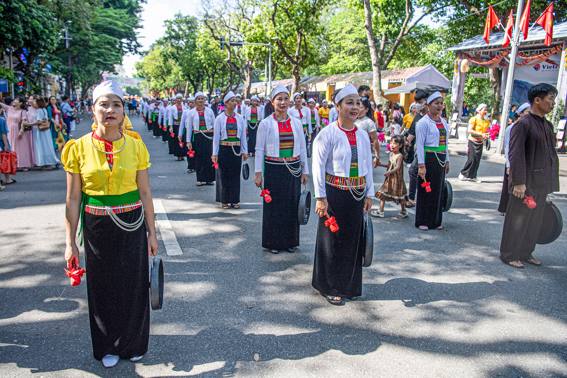 Đoàn diễu hành biểu diễn văn hóa đồng bào Mường.