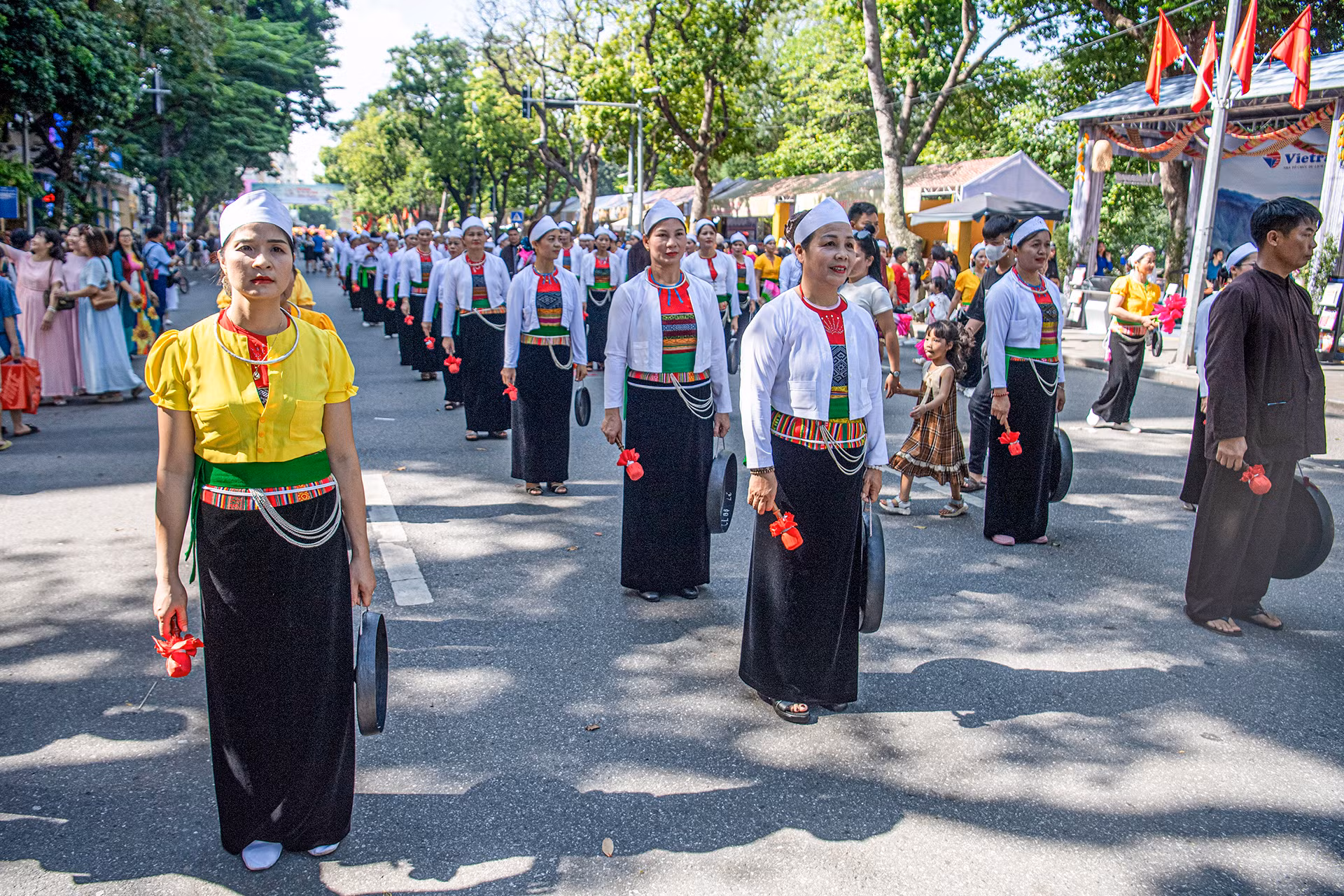 Đoàn diễu hành biểu diễn văn hóa đồng bào Mường.