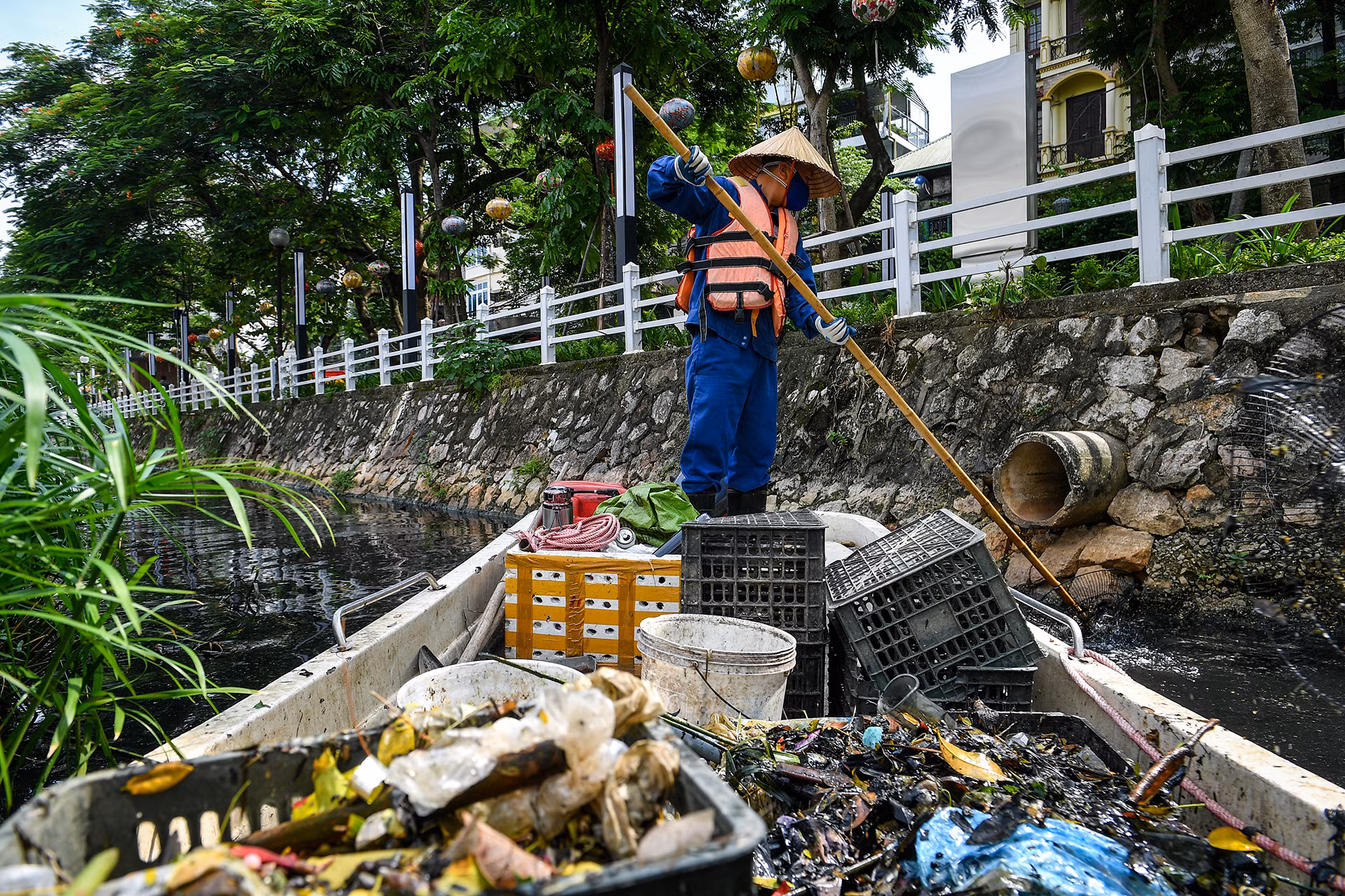 [Ảnh] Những người âm thầm vớt rác trên sông, hồ Hà Nội ảnh 4