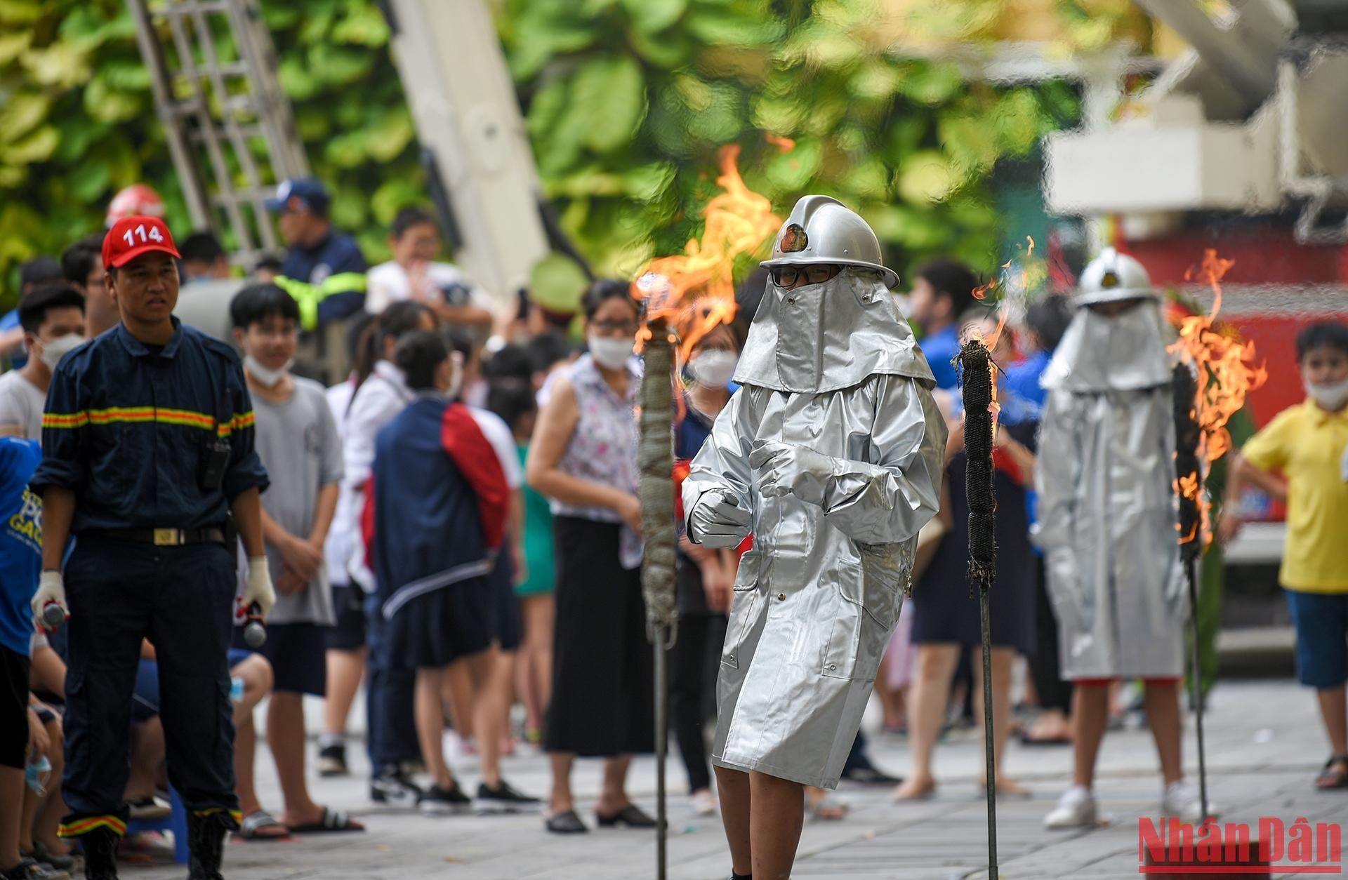 Thông qua chương trình, các em có cơ hội được đóng vai là chiến sĩ cứu hỏa thực thụ.