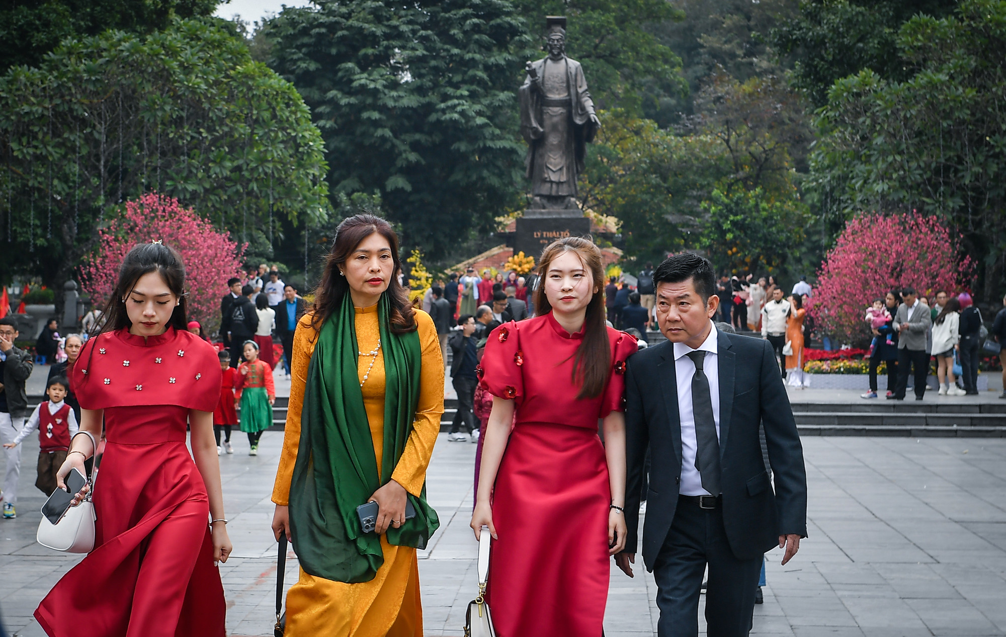 [Ảnh] Người Hà Nội rộn ràng du xuân ảnh 5