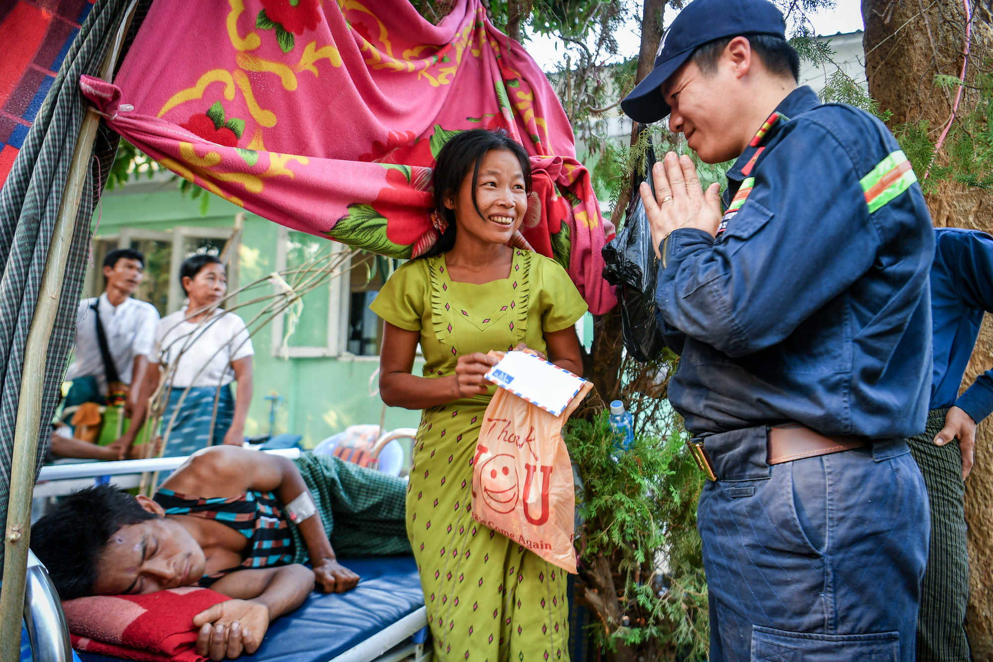 [Ảnh] Đoàn cứu nạn, cứu hộ Việt Nam chia sẻ nỗi mất mát với người dân vùng động đất Myanmar ảnh 9