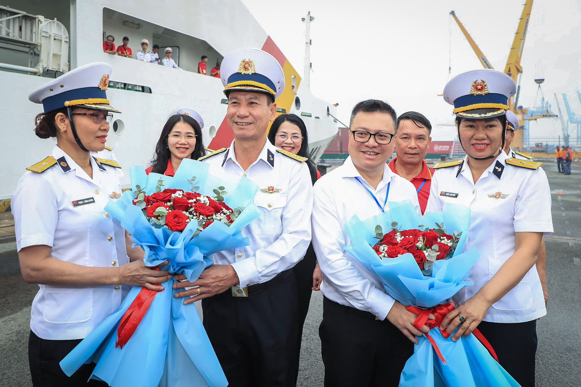 [Ảnh] Đoàn công tác 100 nhà báo của Hội Nhà báo Việt Nam thăm quân và dân huyện đảo Trường Sa ảnh 11