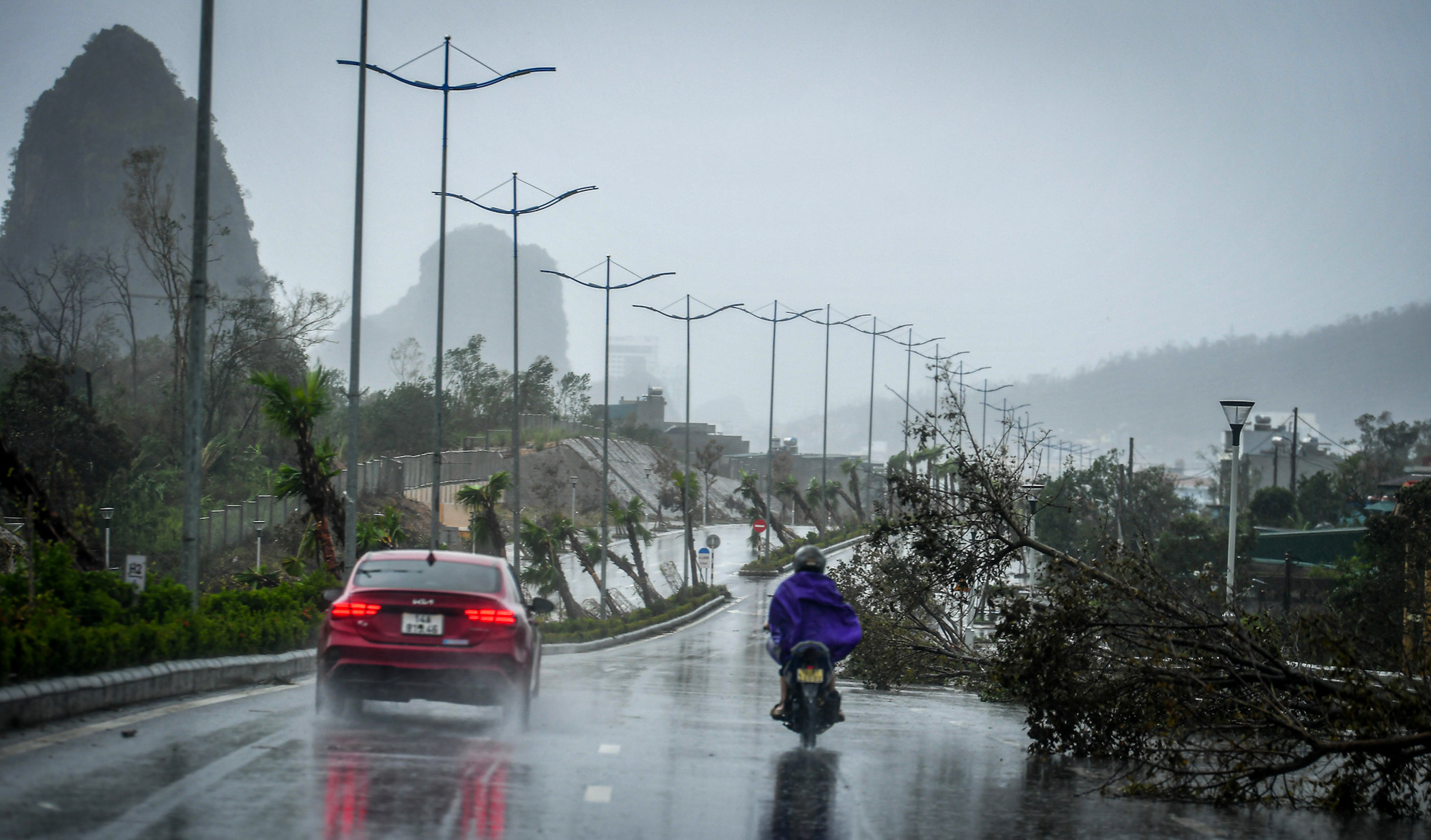 Nhiều người vùng đất Mỏ thốt lên: Khoảng 20 năm qua, đây là lần đầu tiên họ đối mặt với thảm họa tự nhiên dữ dội như lần này.