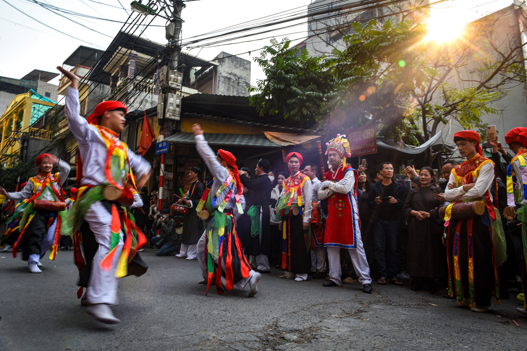 Nhiều du khách từ khắp nơi đổ về xem điệu múa độc đáo này.