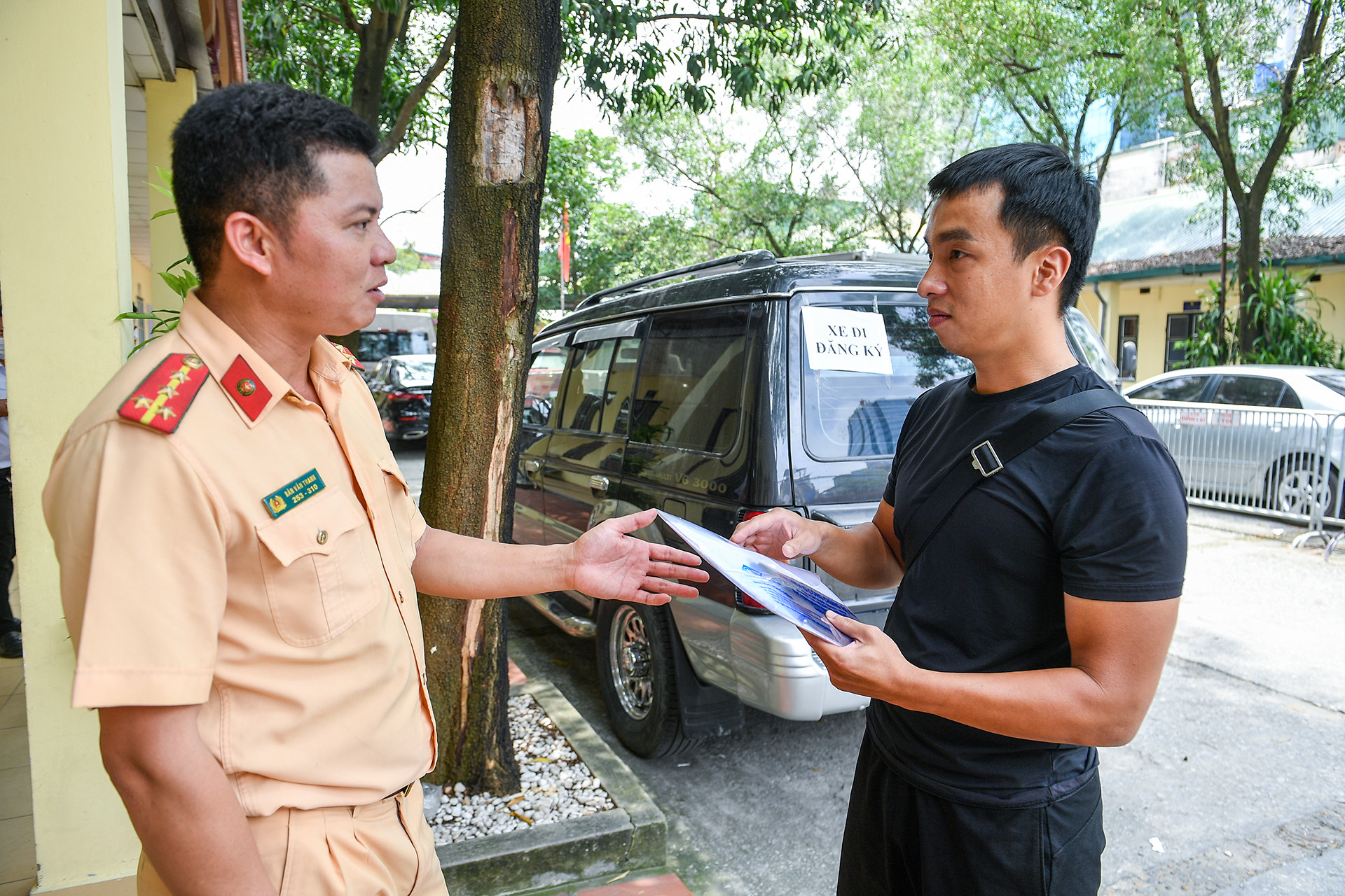 Lực lượng chức năng tận tình hướng dẫn những khúc mắc của anh Nguyễn Minh Cường (quận Hai Bà Trưng) trong trường hợp vừa bán xe cũ của mình và mua xe mới của chủ khác.