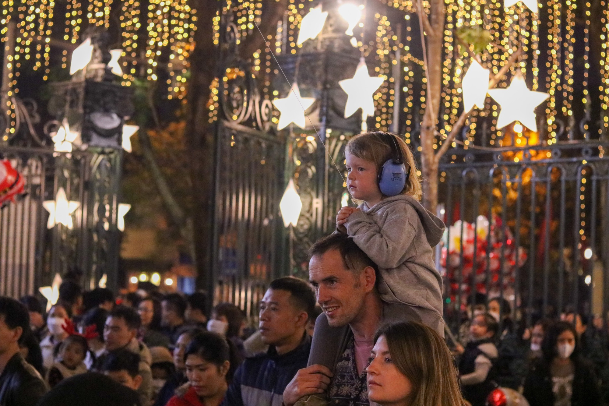 Năm nay Nhà thờ Hàm Long cũng được trang trí bằng hàng vạn bóng đèn led tạo nên một khung cảnh lung linh, huyền ảo. (Ảnh: NHẬT QUANG)