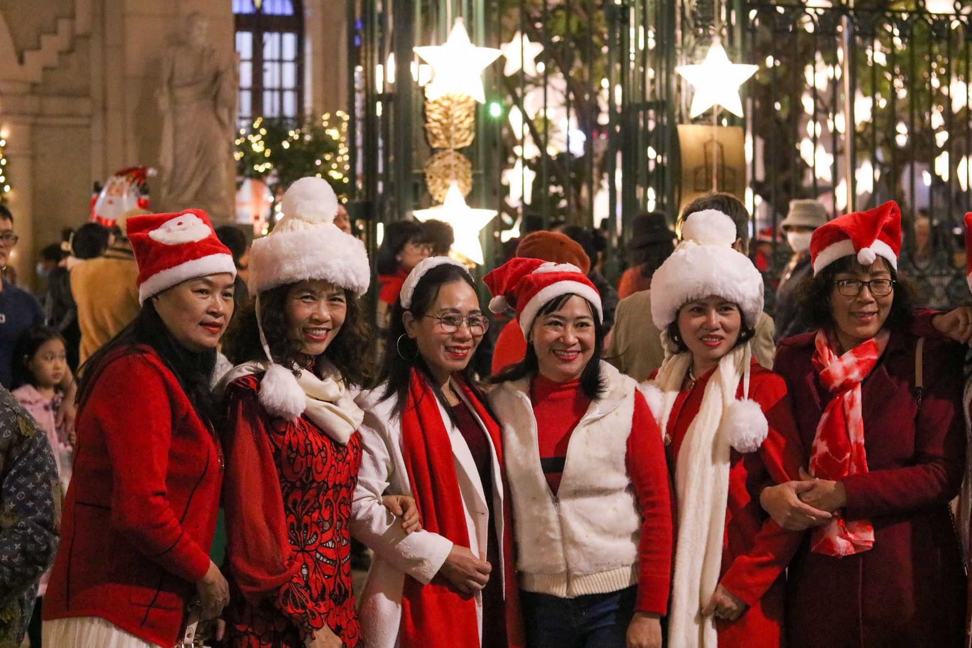 Người dân diện đồ Noel "check-in" tại Nhà thờ Hàm Long. (Ảnh: NHẬT QUANG)