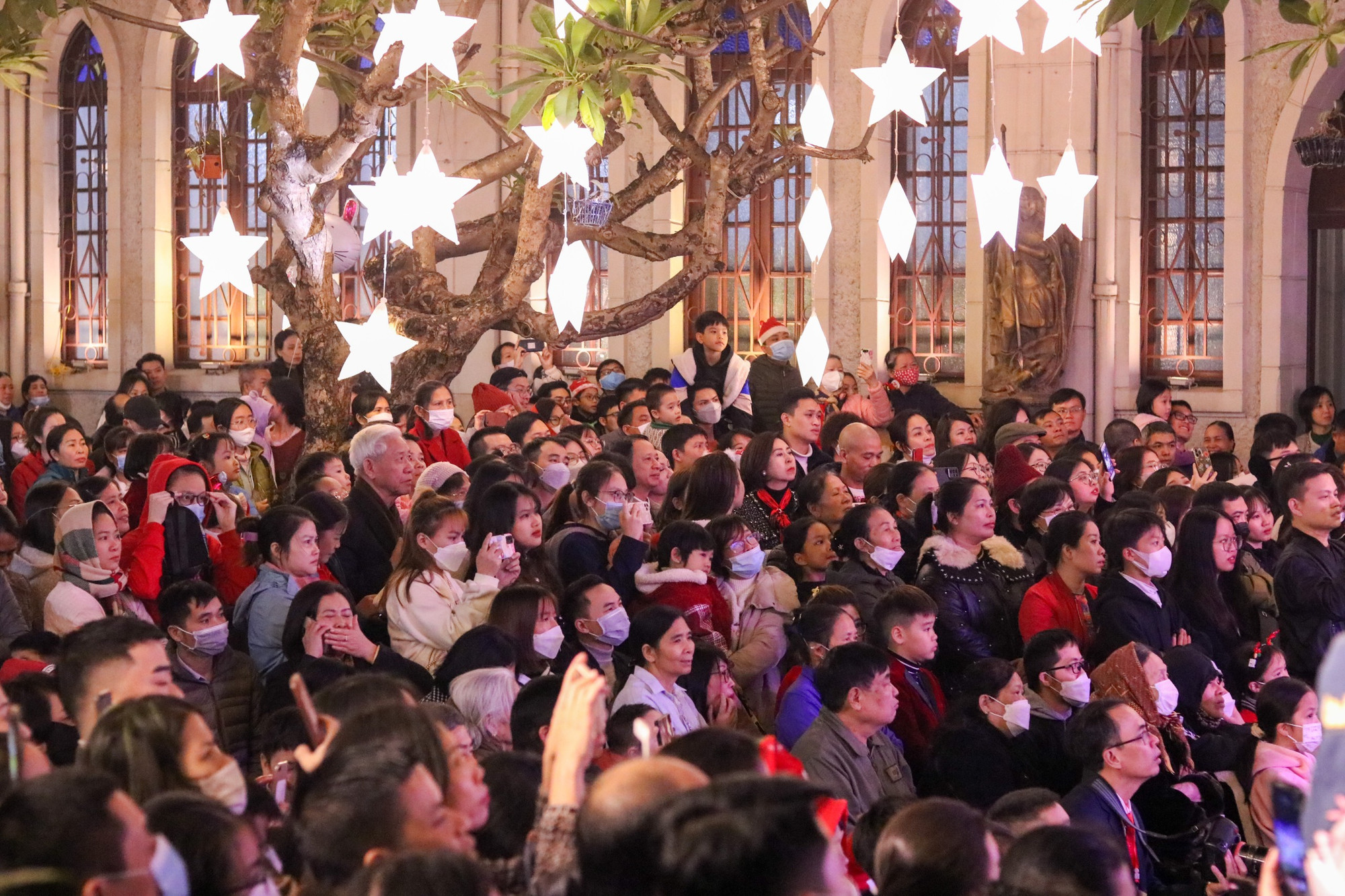 Tại Nhà thờ Hàm Long rất đông người dân đến tham quan và tận hưởng không khí Giáng sinh. (Ảnh: NHẬT QUANG)