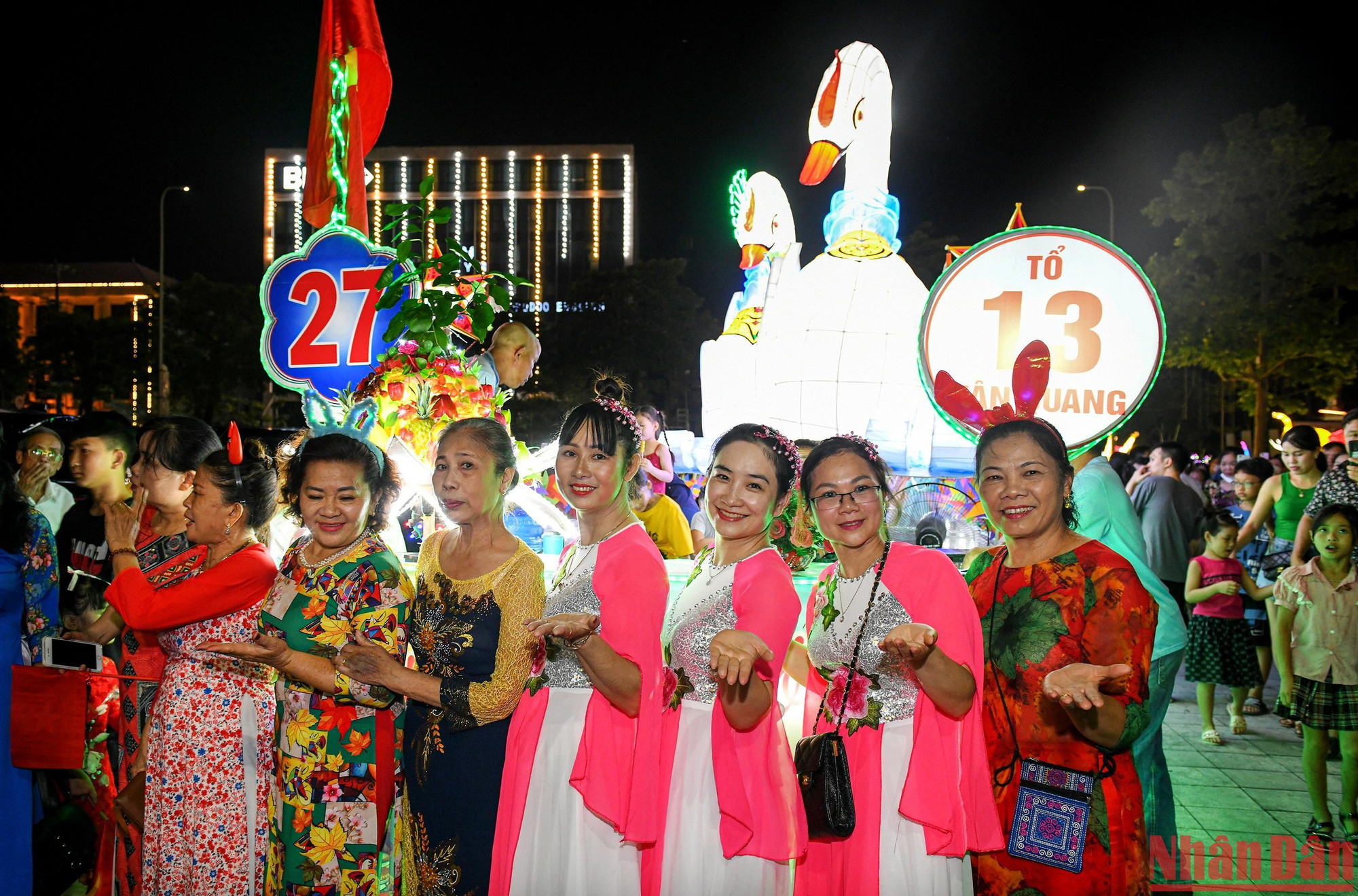 Các đại biểu tham gia diễu hành Lễ hội Thành Tuyên cũng không quên chụp ảnh lưu lại những hình ảnh lung linh sắc màu.