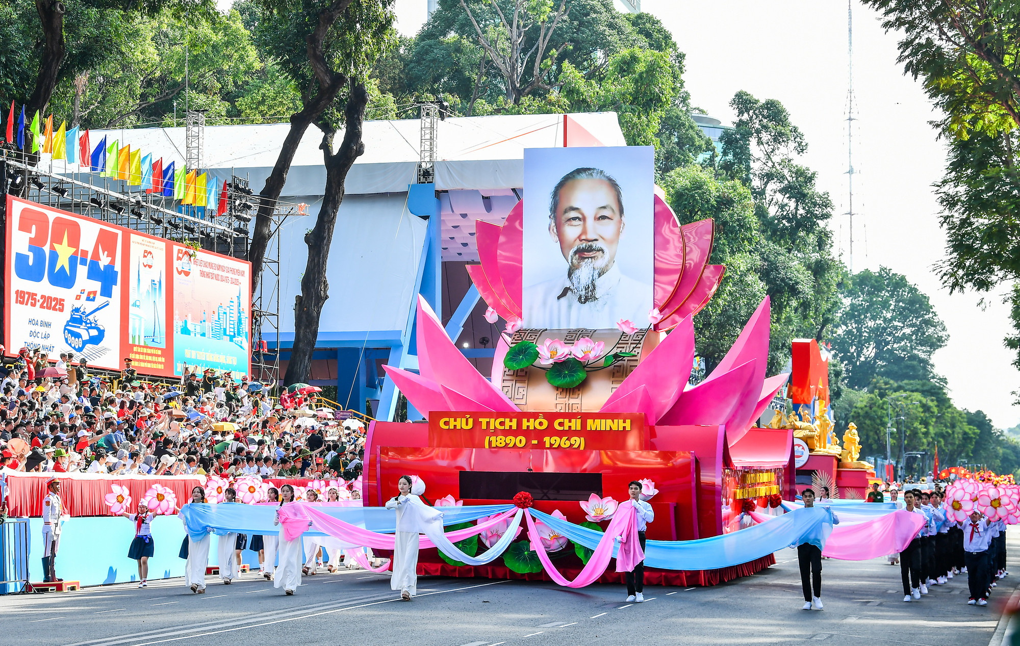 Xe rước chân dung Chủ tịch Hồ Chí Minh tiến vào lễ đài với không khí trang nghiêm.