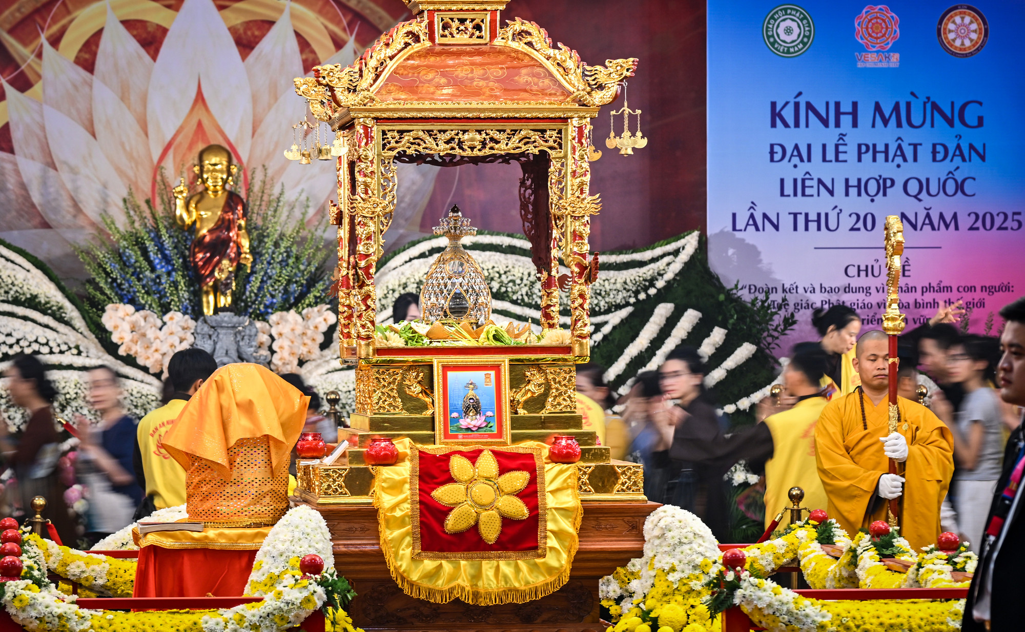 [Ảnh] Dòng người xếp hàng chờ chiêm bái xá lợi Đức Phật 