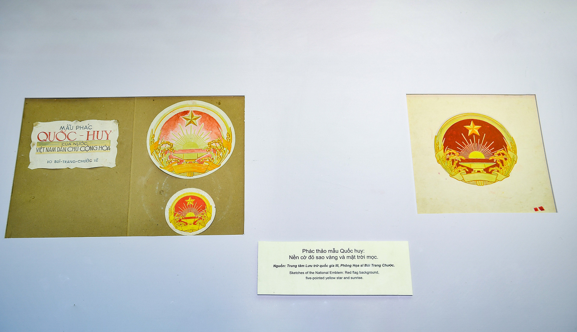 Phác thảo mẫu Quốc huy: Nền cờ đỏ sao vàng và mặt trời mọc.