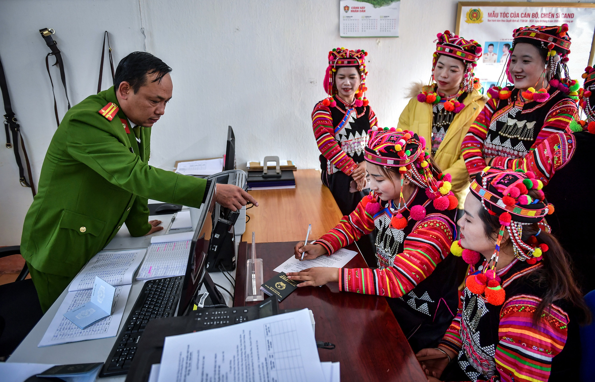 Công việc của một trưởng công an xã miền biên viễn rất đặc thù… như có con mọn. Ngoài việc giải quyết các thủ tục hành chính, xử lý những trường hợp vi phạm pháp luật thuộc thẩm quyền, tuần tra phòng chống tội phạm bảo đảm an ninh trật tự, kiểm soát chặt chẽ các đường mòn, lối mở để ngăn chặn tình trạng xuất nhập cảnh trái phép… còn phải hòa giải tất cả những mâu thuẫn dù lớn hay nhỏ giữa người dân với nhau.