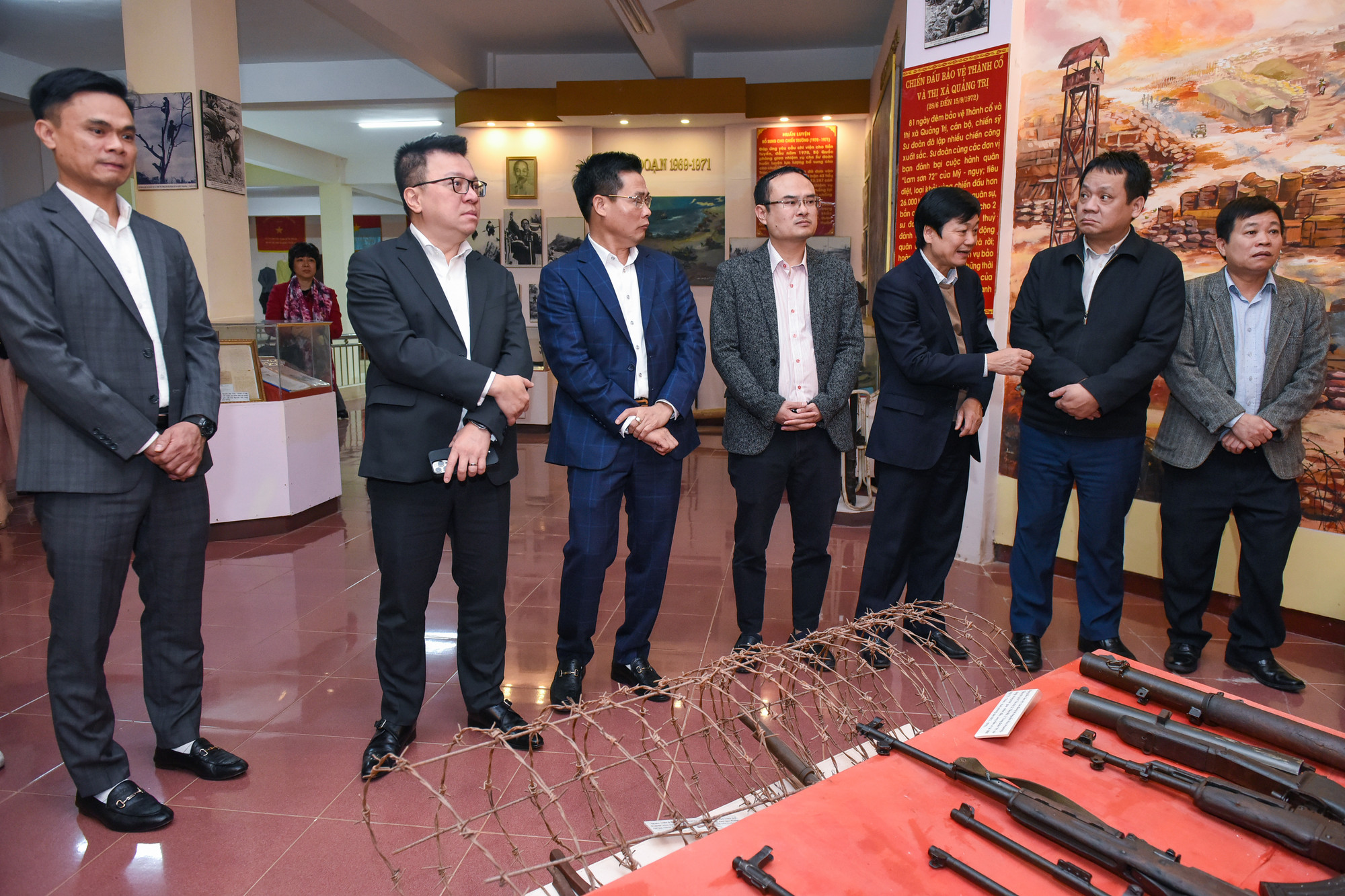 Các đại biểu tham quan các trang thiết bị vũ khí qua các thời kỳ tại Nhà truyền thống Sư đoàn 325. Các đại biểu tham quan các trang thiết bị vũ khí qua các thời kỳ tại Nhà truyền thống Sư đoàn 325.