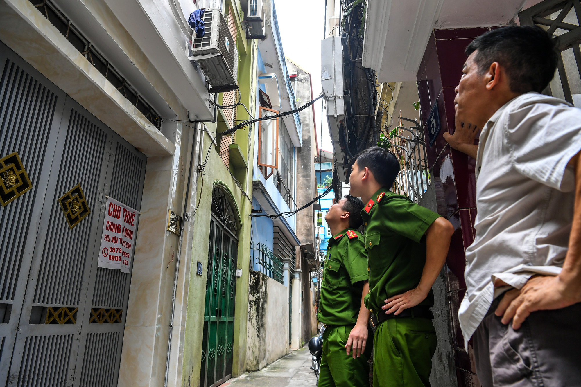 Trước đó, thực hiện Công điện 991/CĐ-TTg của Thủ tướng Chính phủ, Chủ tịch Ủy ban nhân dân thành phố Hà Nội yêu cầu Ủy ban nhân dân các quận, huyện, thị xã lập các tổ để rà soát, kiểm tra 100% cơ sở nhà trọ trên địa bàn, hoàn thành trước ngày 15/6, đồng thời giao cho Ủy ban nhân dân quận Cầu Giấy chỉ đạo các phường phối hợp lực lượng Cảnh sát phòng cháy, chữa cháy và cứu nạn, cứu hộ tổ chức ít nhất 33 tổ công tác để thực hiện ngay tổng rà soát, kiểm tra 100% việc khắc phục các giải pháp trước mắt đối với nhà trọ trên địa bàn quận. Trước đó, thực hiện Công điện 991/CĐ-TTg của Thủ tướng Chính phủ, Chủ tịch Ủy ban nhân dân thành phố Hà Nội yêu cầu Ủy ban nhân dân các quận, huyện, thị xã lập các tổ để rà soát, kiểm tra 100% cơ sở nhà trọ trên địa bàn, hoàn thành trước ngày 15/6, đồng thời giao cho Ủy ban nhân dân quận Cầu Giấy chỉ đạo các phường phối hợp lực lượng Cảnh sát phòng cháy, chữa cháy và cứu nạn, cứu hộ tổ chức ít nhất 33 tổ công tác để thực hiện ngay tổng rà soát, kiểm tra 100% việc khắc phục các giải pháp trước mắt đối với nhà trọ trên địa bàn quận.