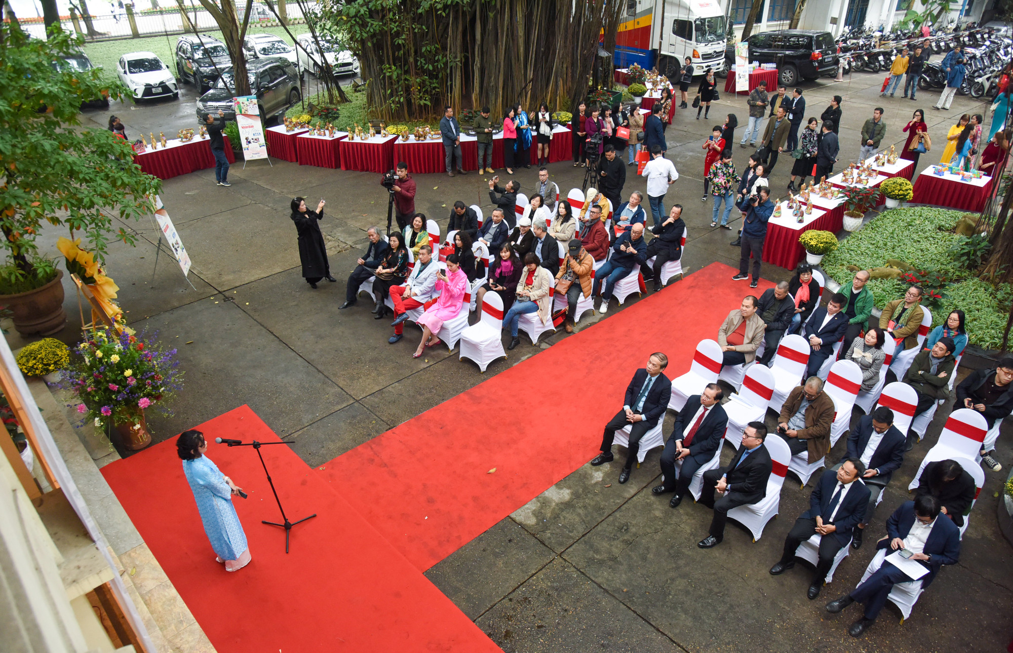 Các đại biểu tham dự triển lãm. (Ảnh: TRẦN HẢI)