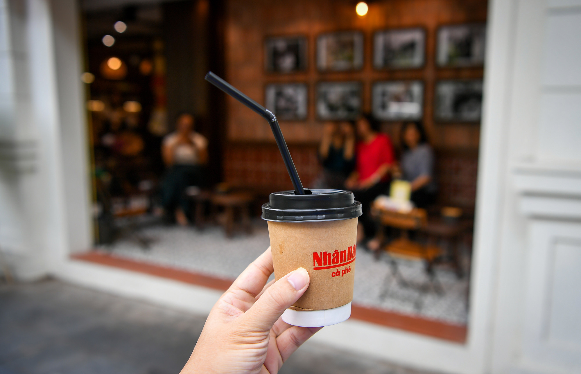 Uống cà-phê Nhân Dân và trải nghiệm thật "chill" cùng không gian này.