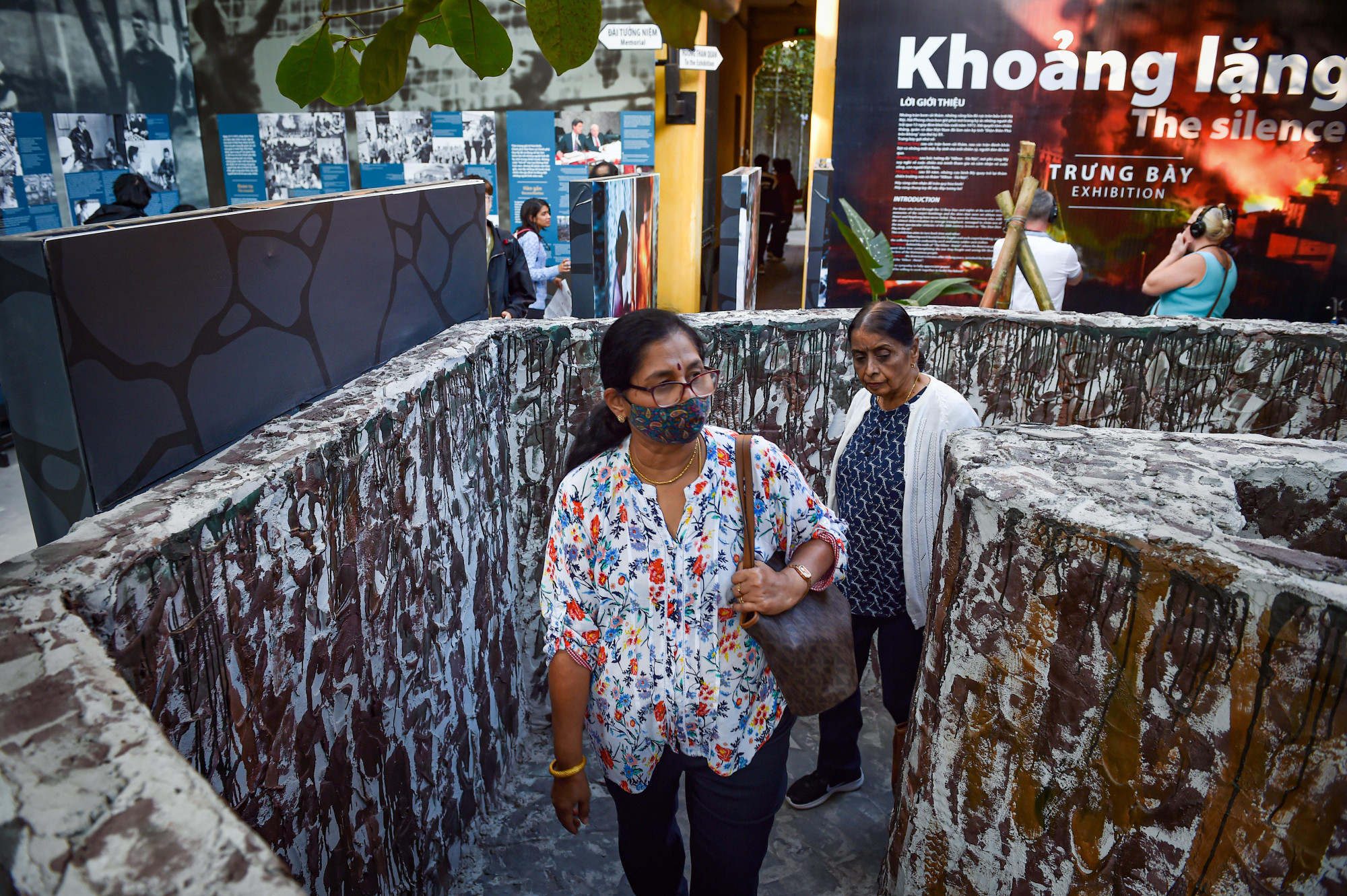 Không gian trưng bày phần nào tái hiện lại giai đoạn lịch sử những năm 1964-1973 tại miền bắc Việt Nam.