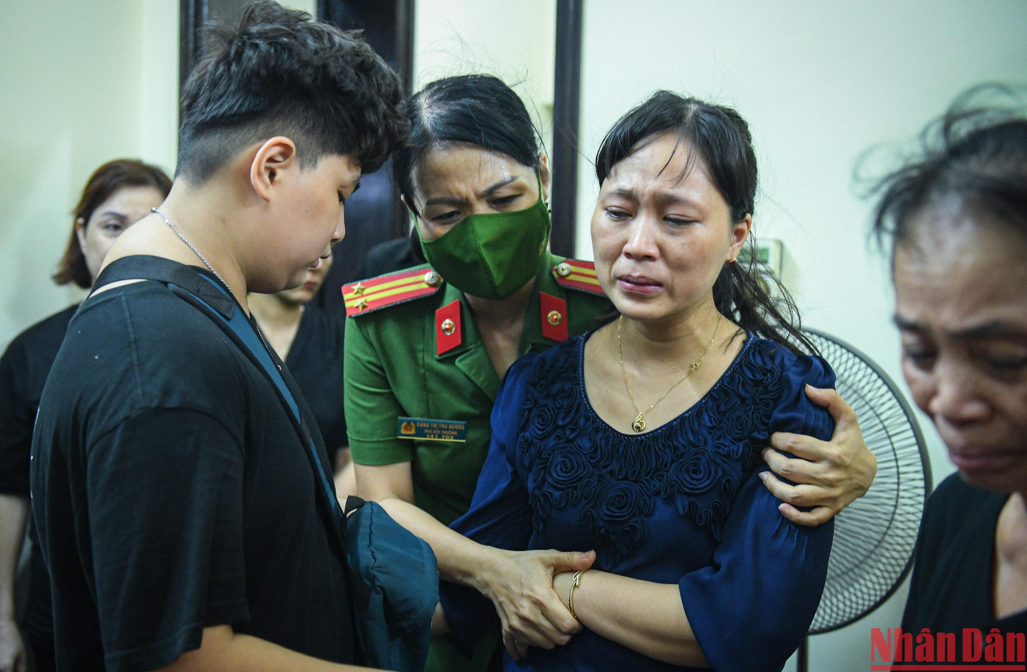 Chị Hiền vợ Thượng tá Đặng Anh Quân vẫn khóc ngất khi có người nhắc đến tên chồng