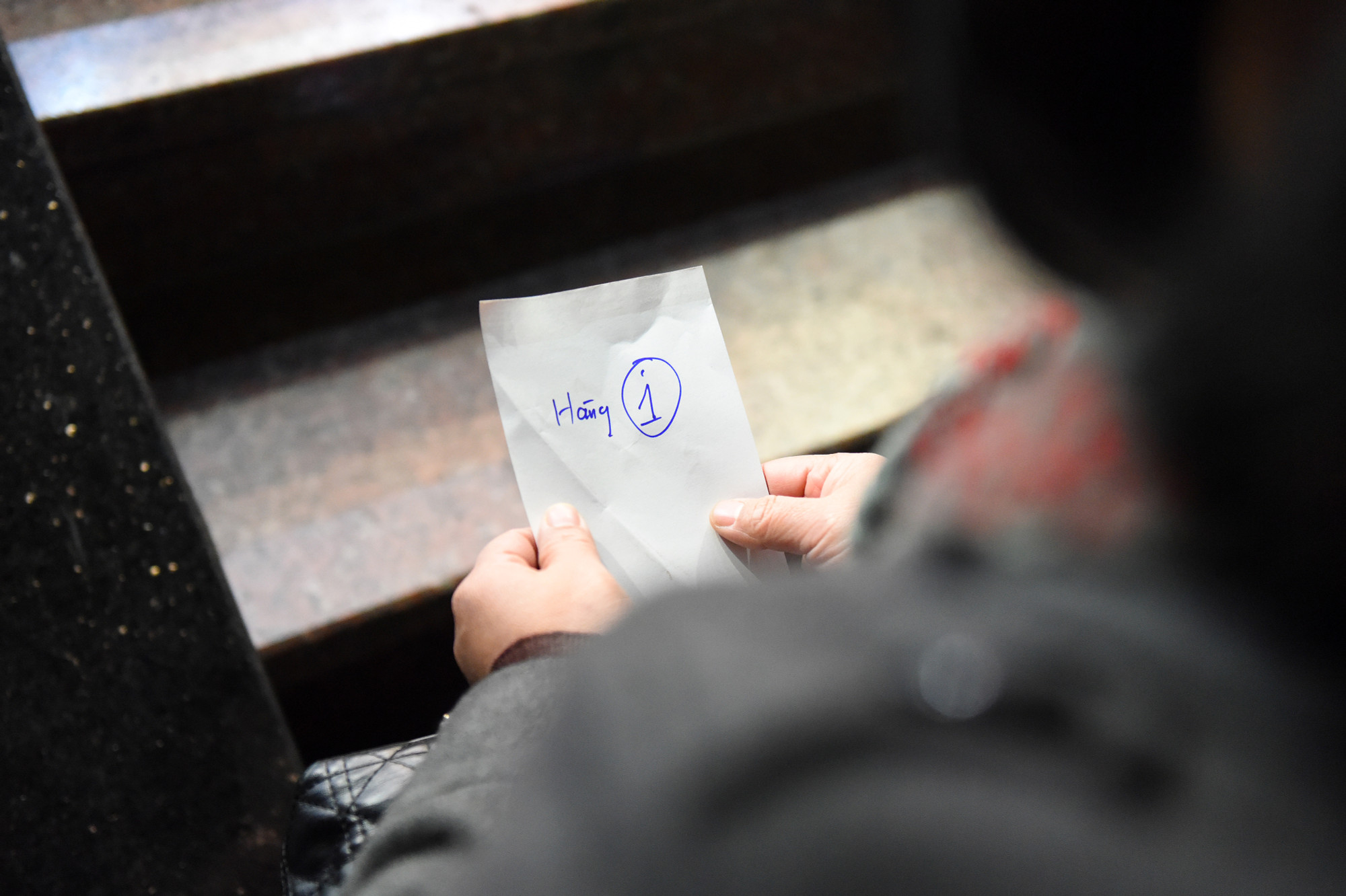 "Tôi không nghĩ mình là người tới sớm nhất. Năm nào, vợ chồng tôi cũng sắp xếp ra đây mua vàng để mong một năm mới tài lộc, ăn nên làm ra", khách hàng đầu tiên của Bảo Tín Minh Châu chi nhánh Cầu Giấy cho hay.