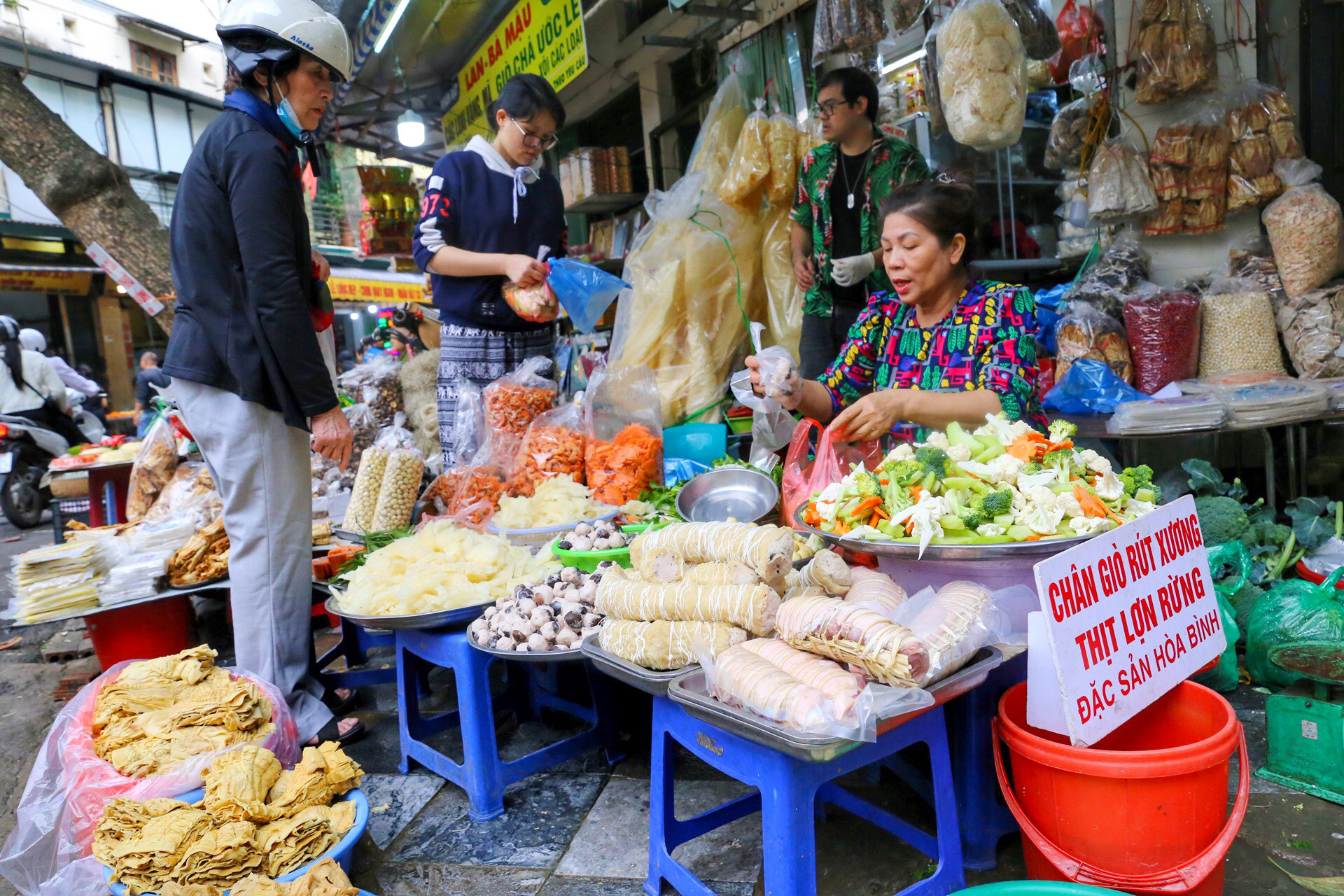Tại khu chợ này còn bán gần như tất cả những món phục vụ cho mâm cúng.