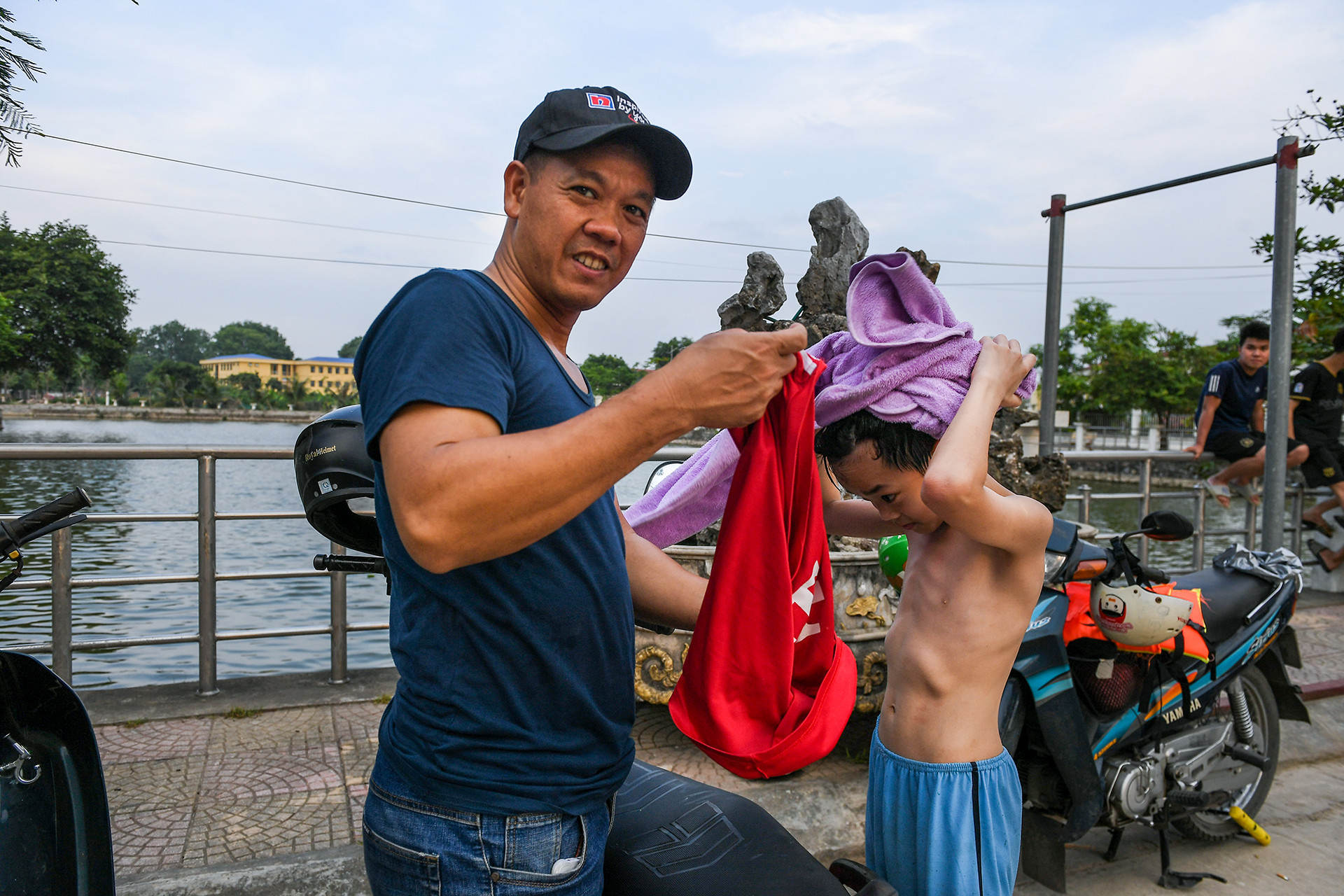 [Ảnh] Biến ao làng thành bể bơi miễn phí cho trẻ ảnh 17