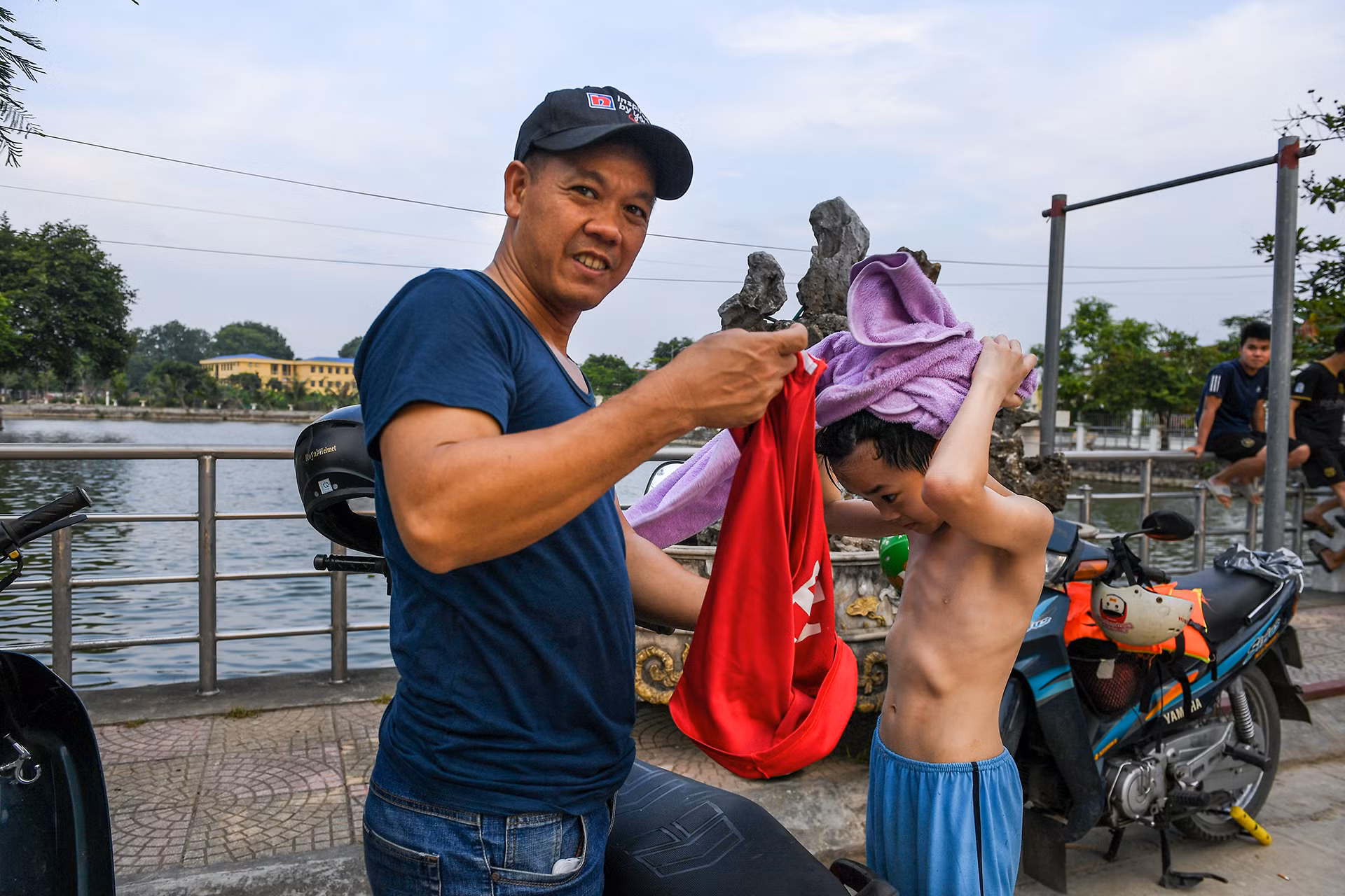 [Ảnh] Biến ao làng thành bể bơi miễn phí cho trẻ ảnh 17